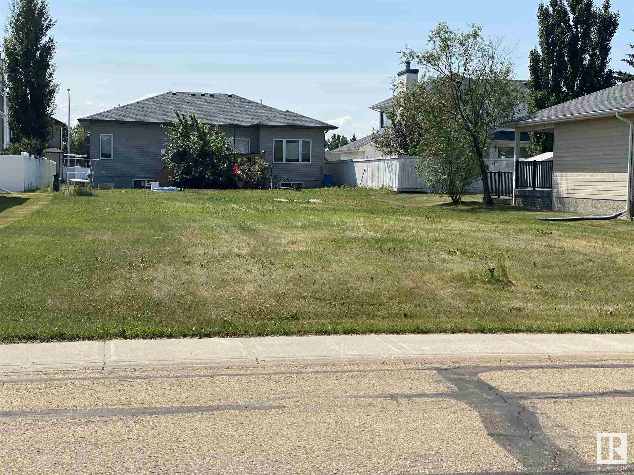 Lots for sale in Riverview estates in Vegreville, Alberta.  Minutes to shopping, golfing, airport and schools.  Other lots are also available for purchase.