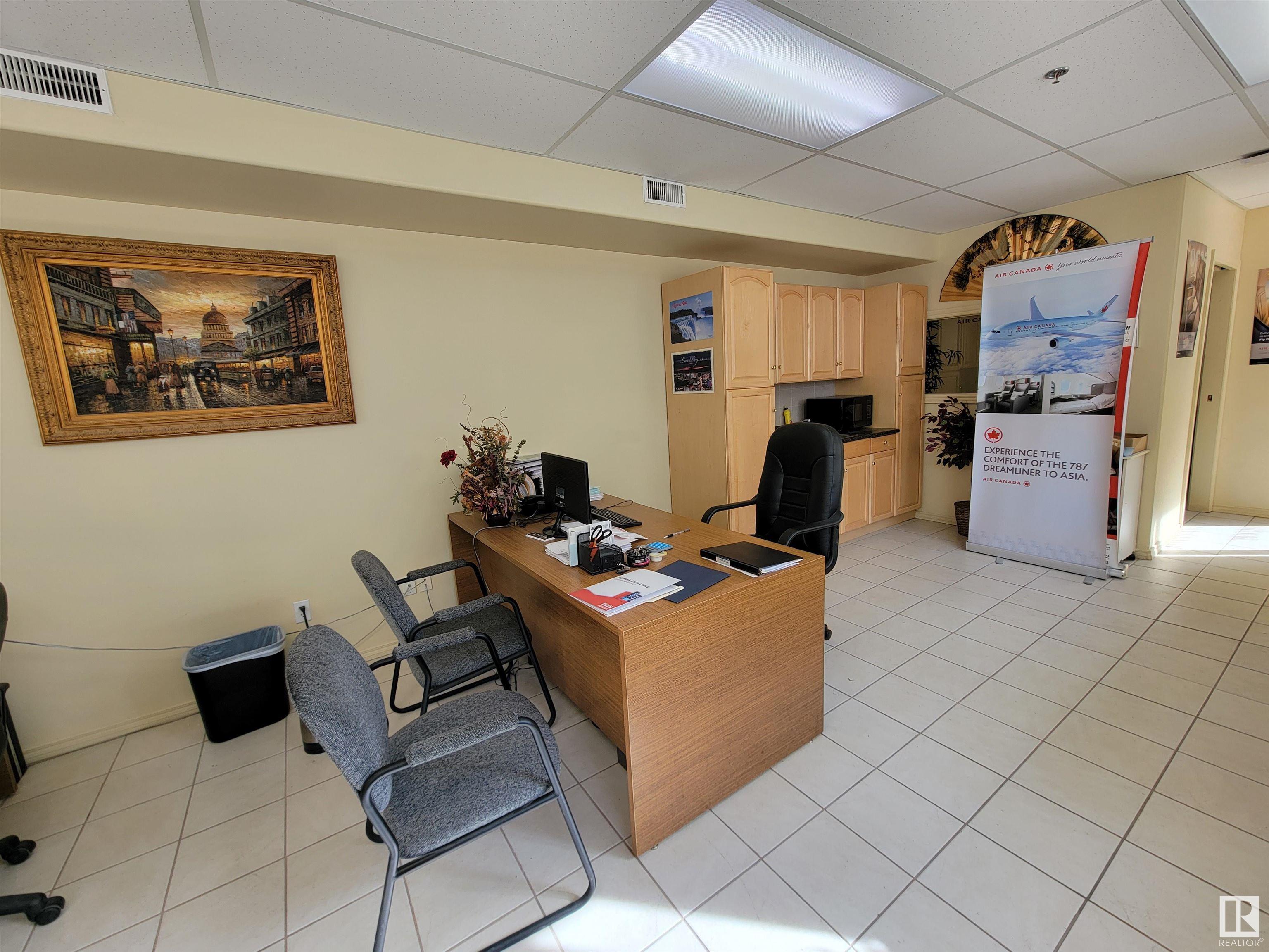 http://cdnparap120.paragonrels.com/ParagonImages/Property/p12/RAE/225293986/5/0/0/15fee7223558117a48c9ffe1f8c04ce0/1/9e583e741f1b5d6e3343a08ba78bfb9b/225293986-4f9cafee-6428-4ddb-931f-2aca4e7a3a0a.JPG