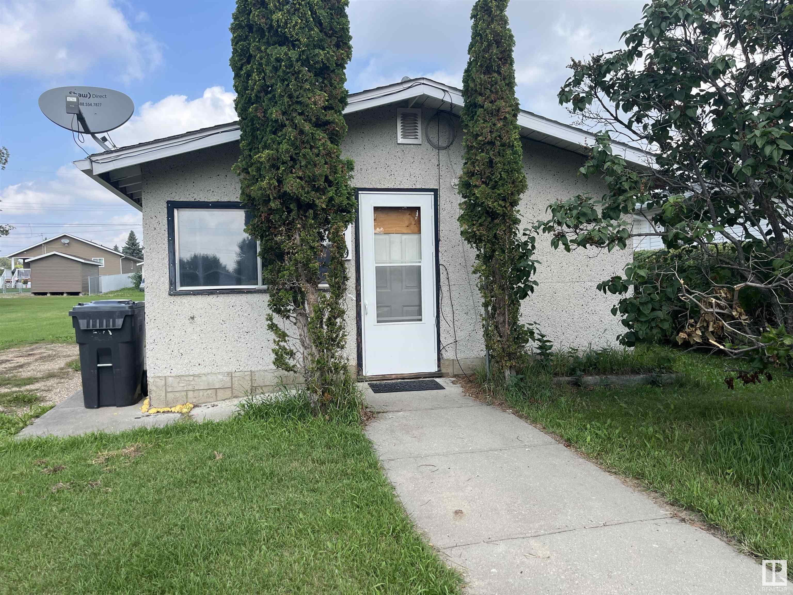 Cozy one bedroom home in Elk Point. The home is on a 44' X 155' lot that is located close to the hospital and only 3 blocks from downtown. This property is perfect for a rental or first time home owner.