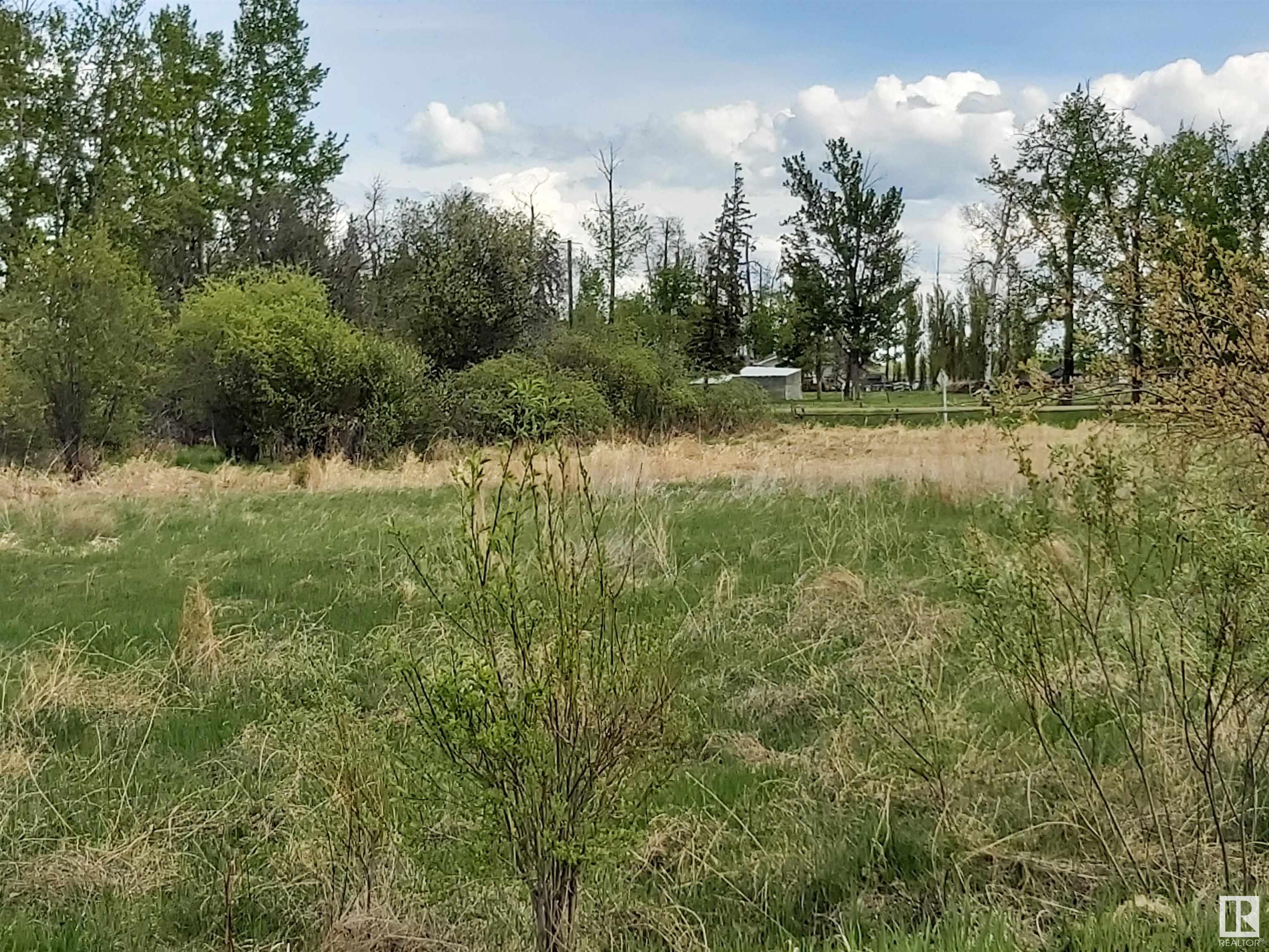 BUILD YOUR DREAM HOME ON THIS 1.06 ACRE LOT OFFERING AN EXCEPTIONAL VIEW OF THE LAKE.  THE PROPERTY IS LOCATED IN A QUAINT CULDESAC IN SHERWOOD COVE JUST A STONES THROW FROM THE BOAT LAUNCH. ENJOY THE AMENITIES SUCH AS FISHING, BOATING, GOLFING AND THE PLAYGROUND NEARBY.  THERE IS 200 AMP UNDERGROUND SERVICE ON THE LOT.  NATURAL GAS IS AT THE ROADWAY.  37 MINUTES TO SPRUCE GROVE, 50 MINUTES TO EDMONTON WEST END.