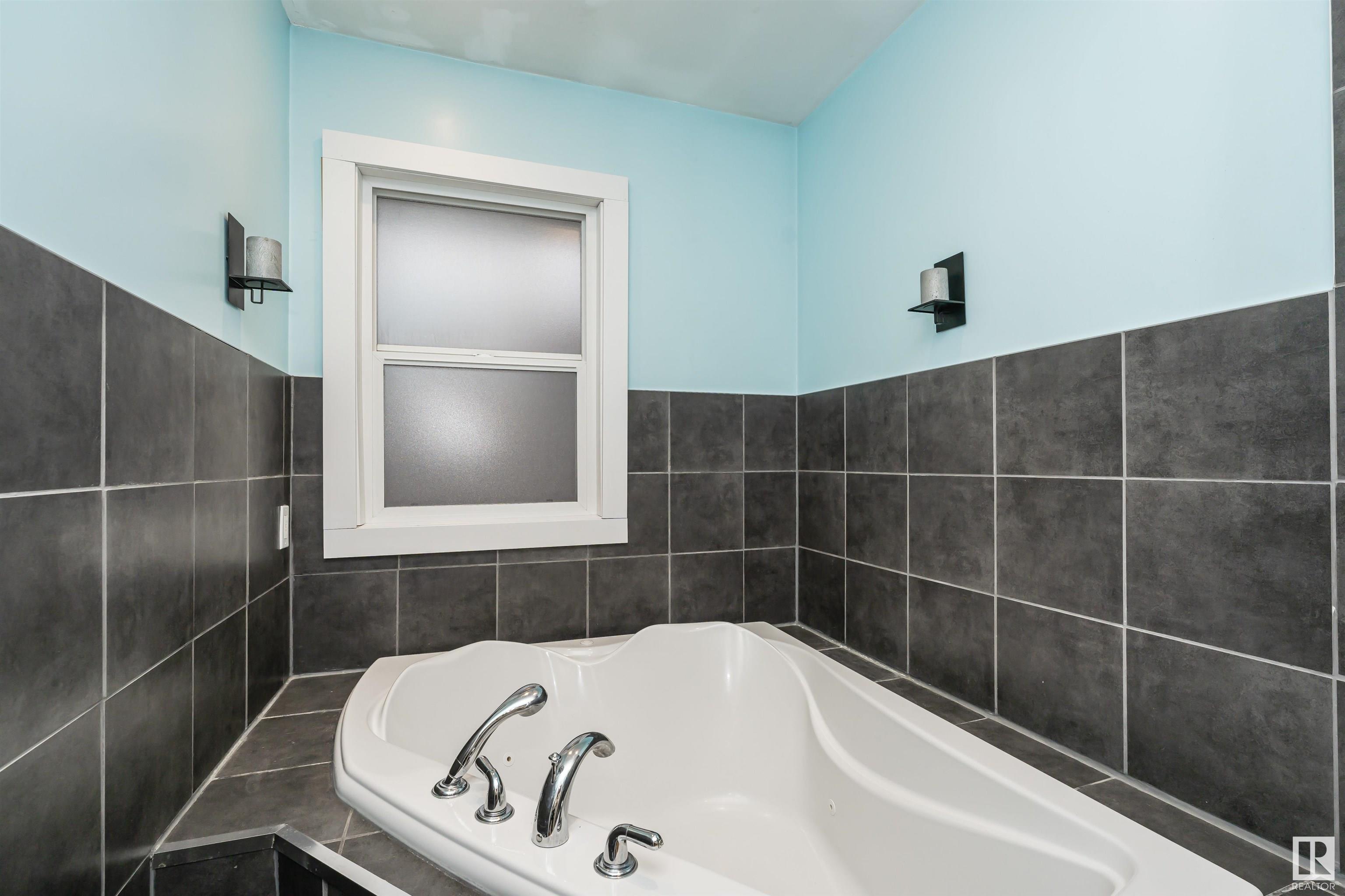      11231 75 AV NW , Edmonton,  ,T6G 0H4 ;  Listing Number: MLS E4413282