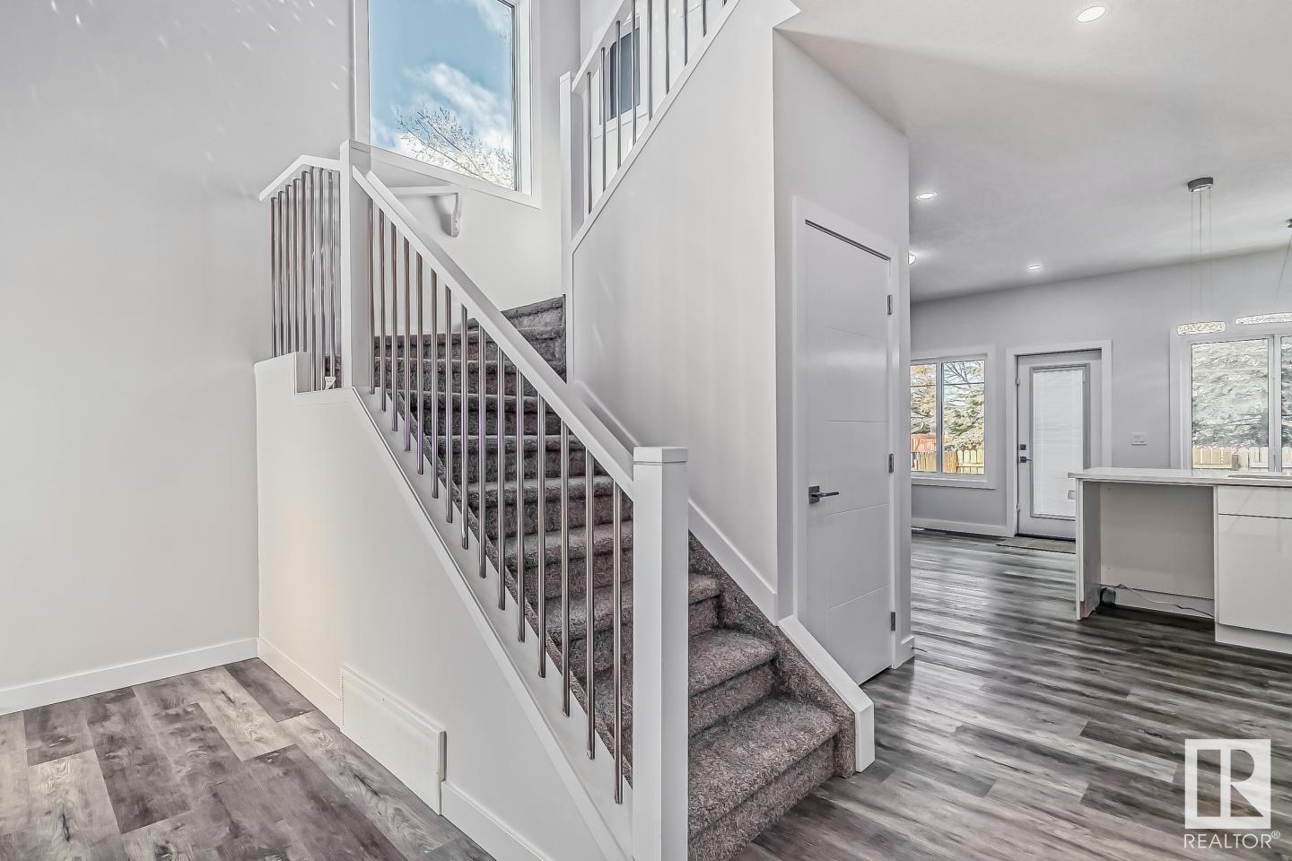      3518 33 AV NW , Edmonton,  ,T6L 5G6 ;  Listing Number: MLS E4414265