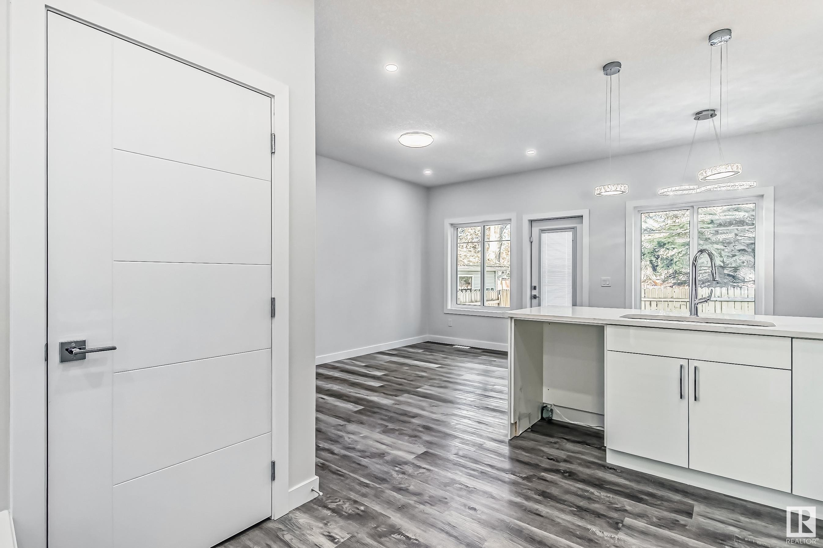      3518 33 AV NW , Edmonton,  ,T6L 5G6 ;  Listing Number: MLS E4414265