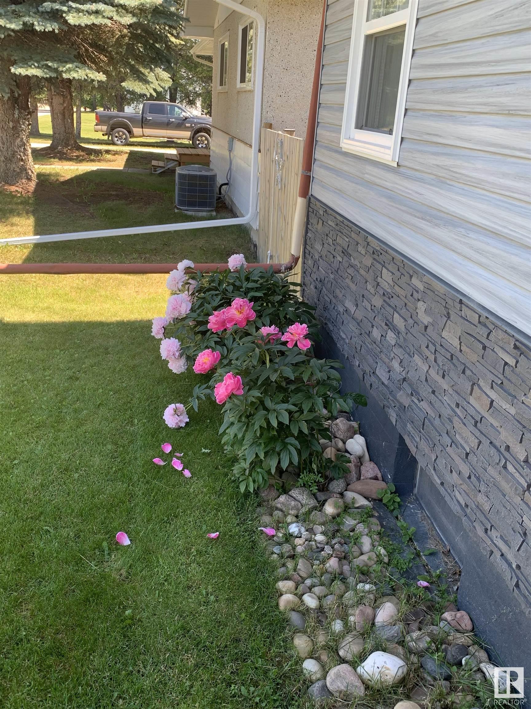      5027 53 AV , Warburg,  ,T0C 2T0 ;  Listing Number: MLS E4414466