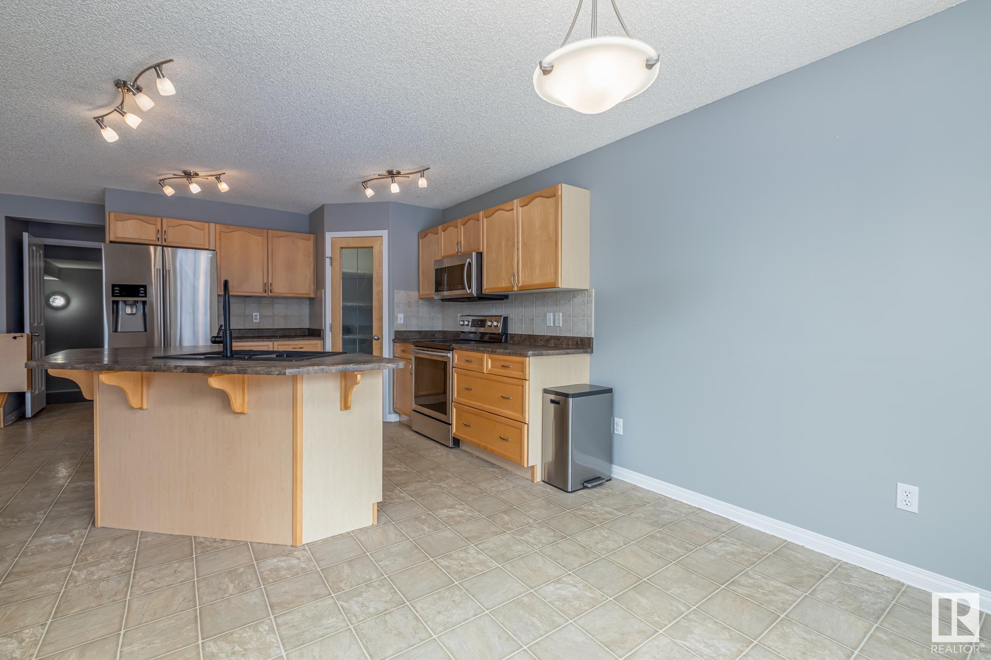      33 CREEKSIDE CL , Spruce Grove,  ,T7X 4N9 ;  Listing Number: MLS E4414731