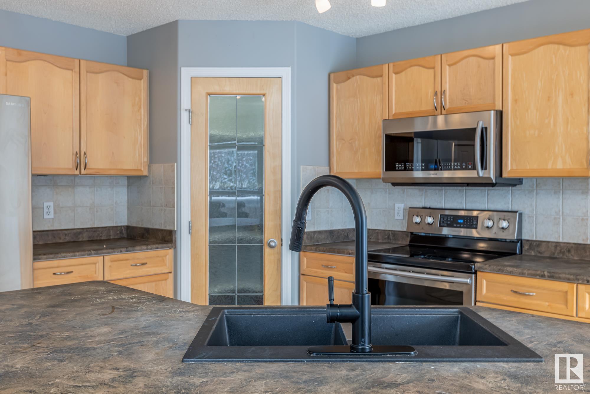      33 CREEKSIDE CL , Spruce Grove,  ,T7X 4N9 ;  Listing Number: MLS E4414731