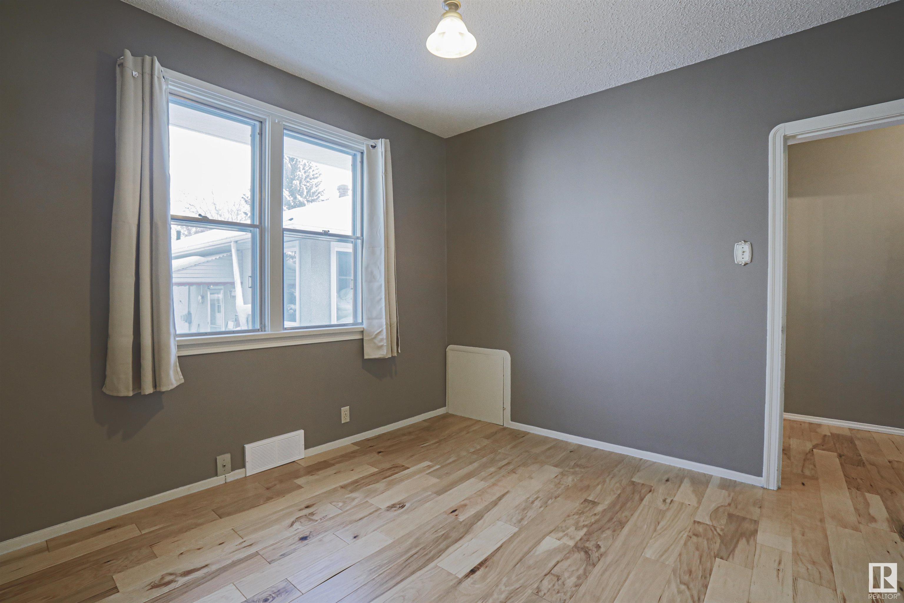      9354 72 AV NW , Edmonton,  ,T6E 0Y2 ;  Listing Number: MLS E4414882