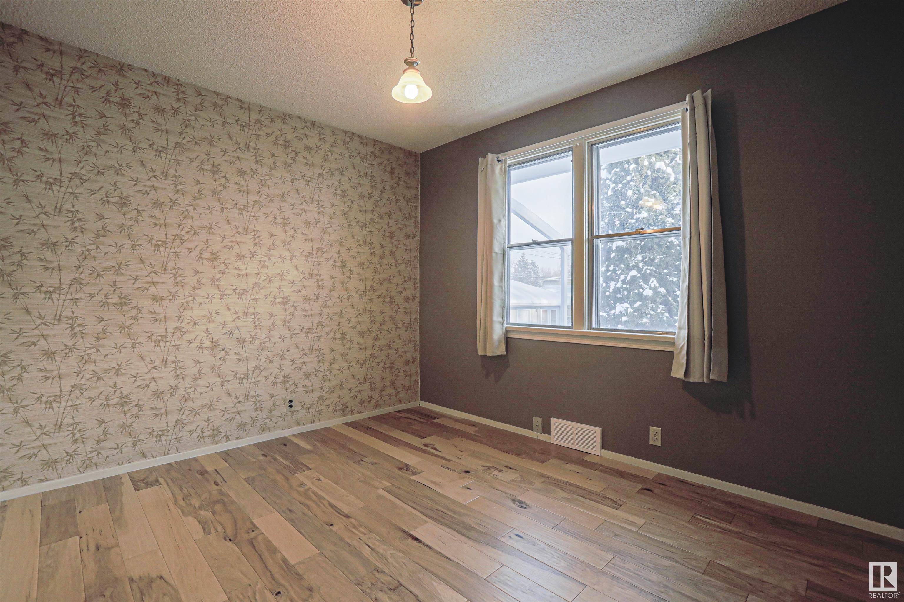      9354 72 AV NW , Edmonton,  ,T6E 0Y2 ;  Listing Number: MLS E4414882