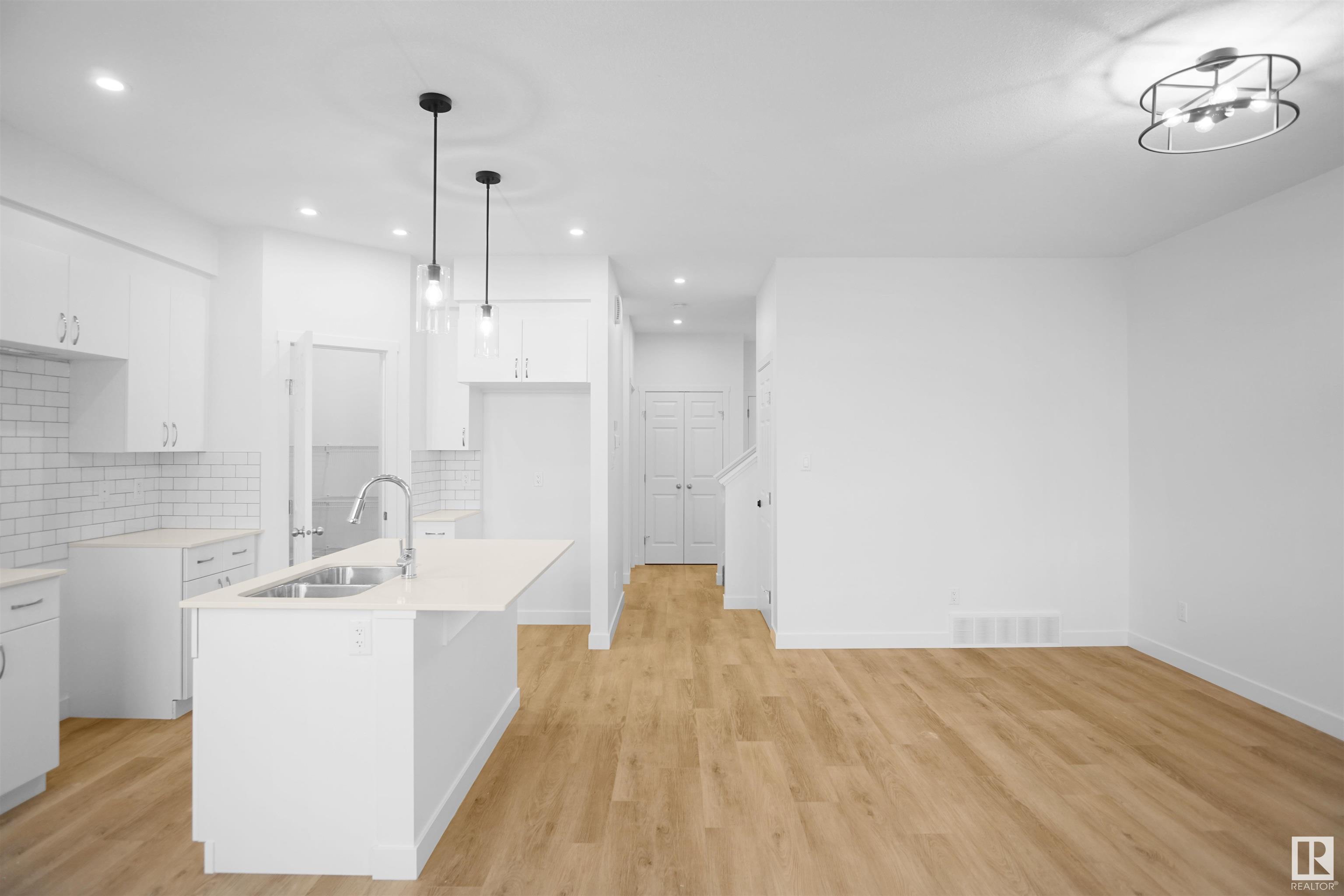      19235 24 AV NW , Edmonton,  ,T6M 1P7 ;  Listing Number: MLS E4415182