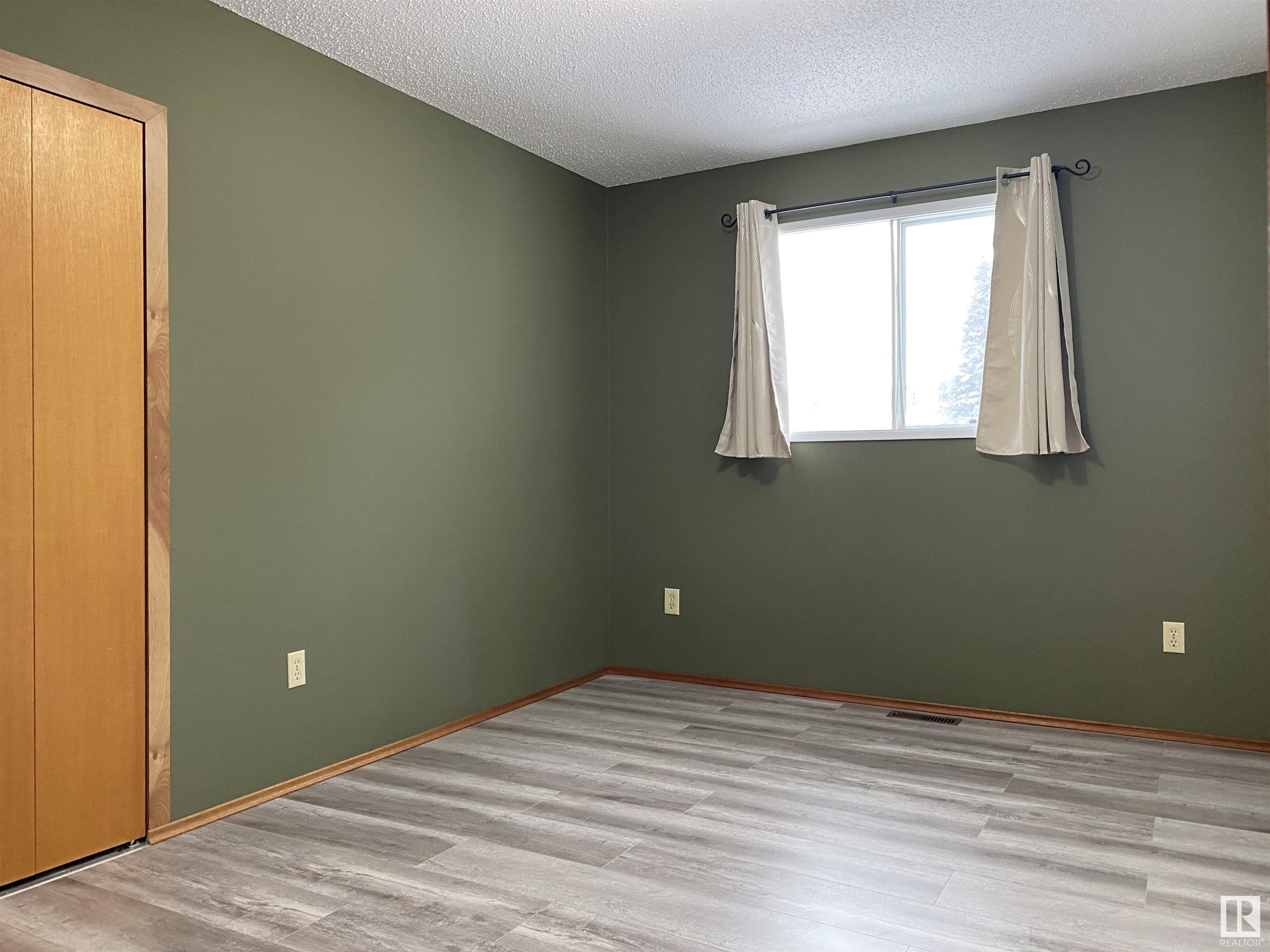      5428 49 ST , Warburg,  ,T0C 2T0 ;  Listing Number: MLS E4415518