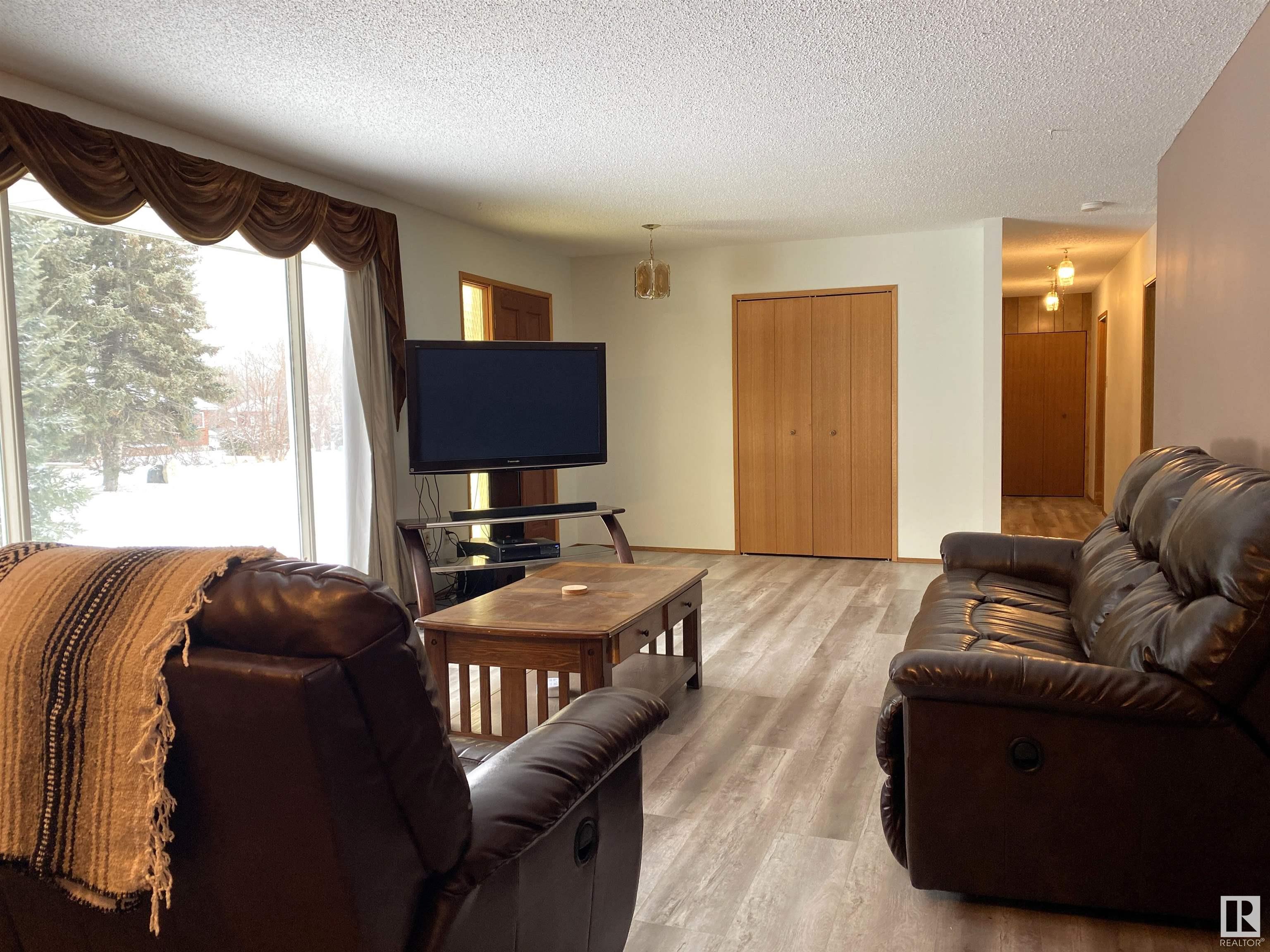      5428 49 ST , Warburg,  ,T0C 2T0 ;  Listing Number: MLS E4415518