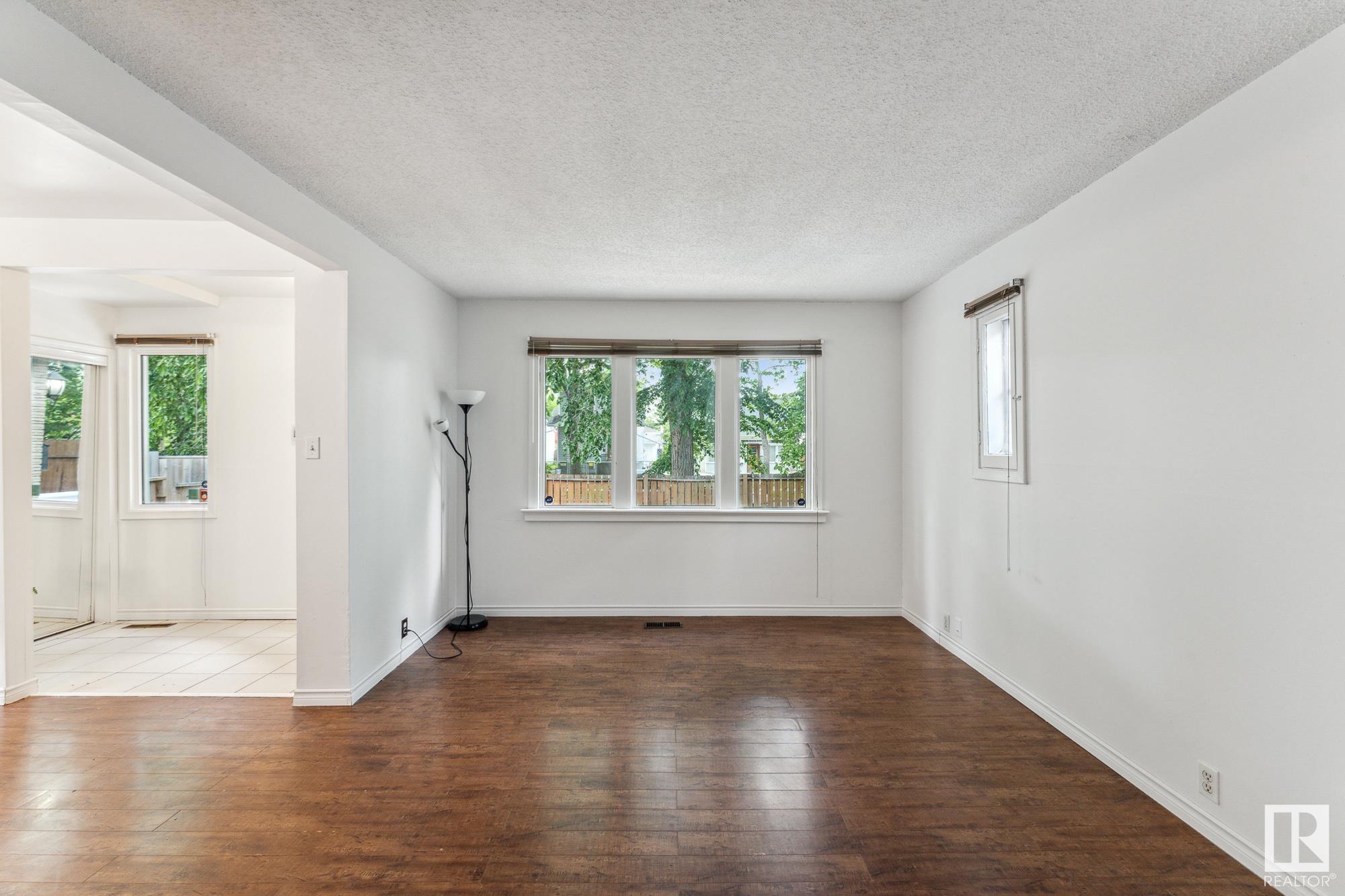      11211 93 ST NW , Edmonton,  ,T5G 1B9 ;  Listing Number: MLS E4415620