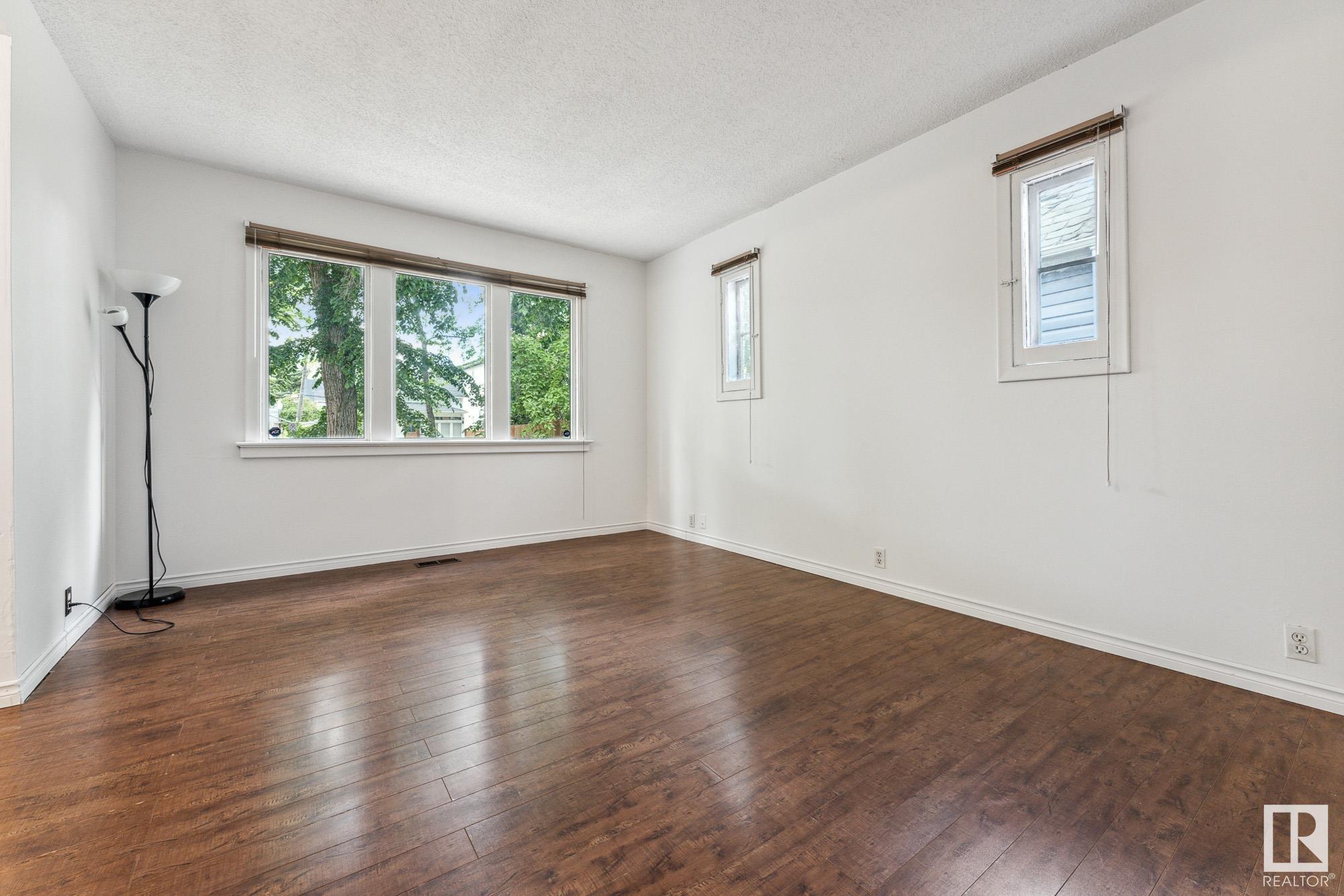      11211 93 ST NW , Edmonton,  ,T5G 1B9 ;  Listing Number: MLS E4415620