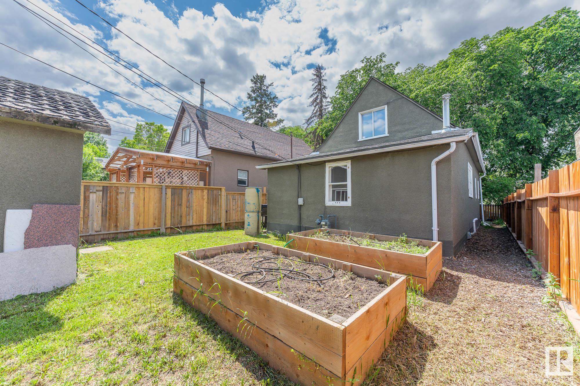      11211 93 ST NW , Edmonton,  ,T5G 1B9 ;  Listing Number: MLS E4415620