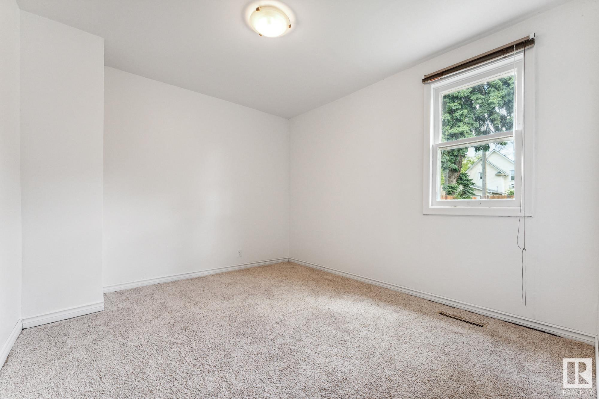      11211 93 ST NW , Edmonton,  ,T5G 1B9 ;  Listing Number: MLS E4415620