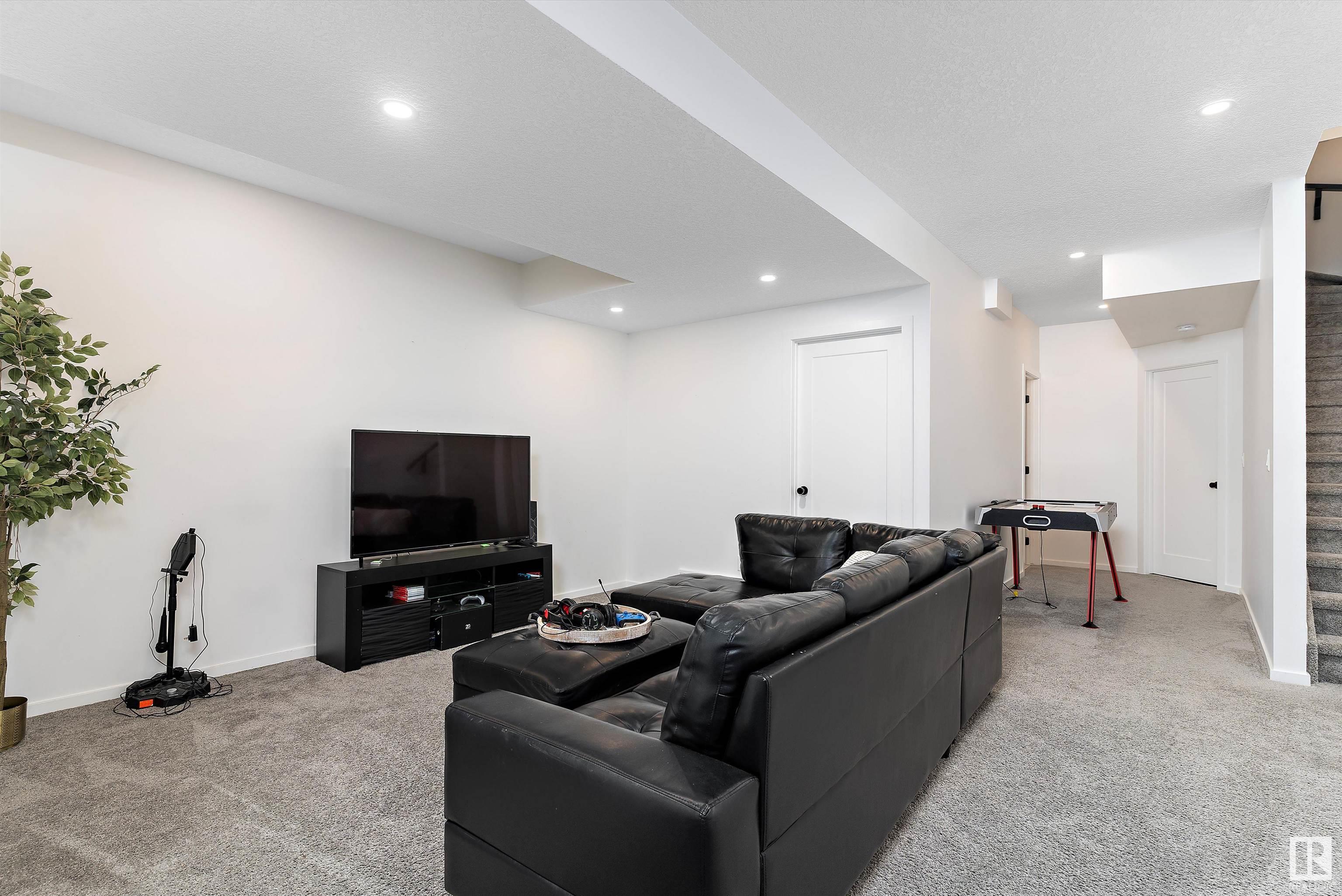      8032 174A AV NW , Edmonton,  ,T5Z 0P6 ;  Listing Number: MLS E4415730