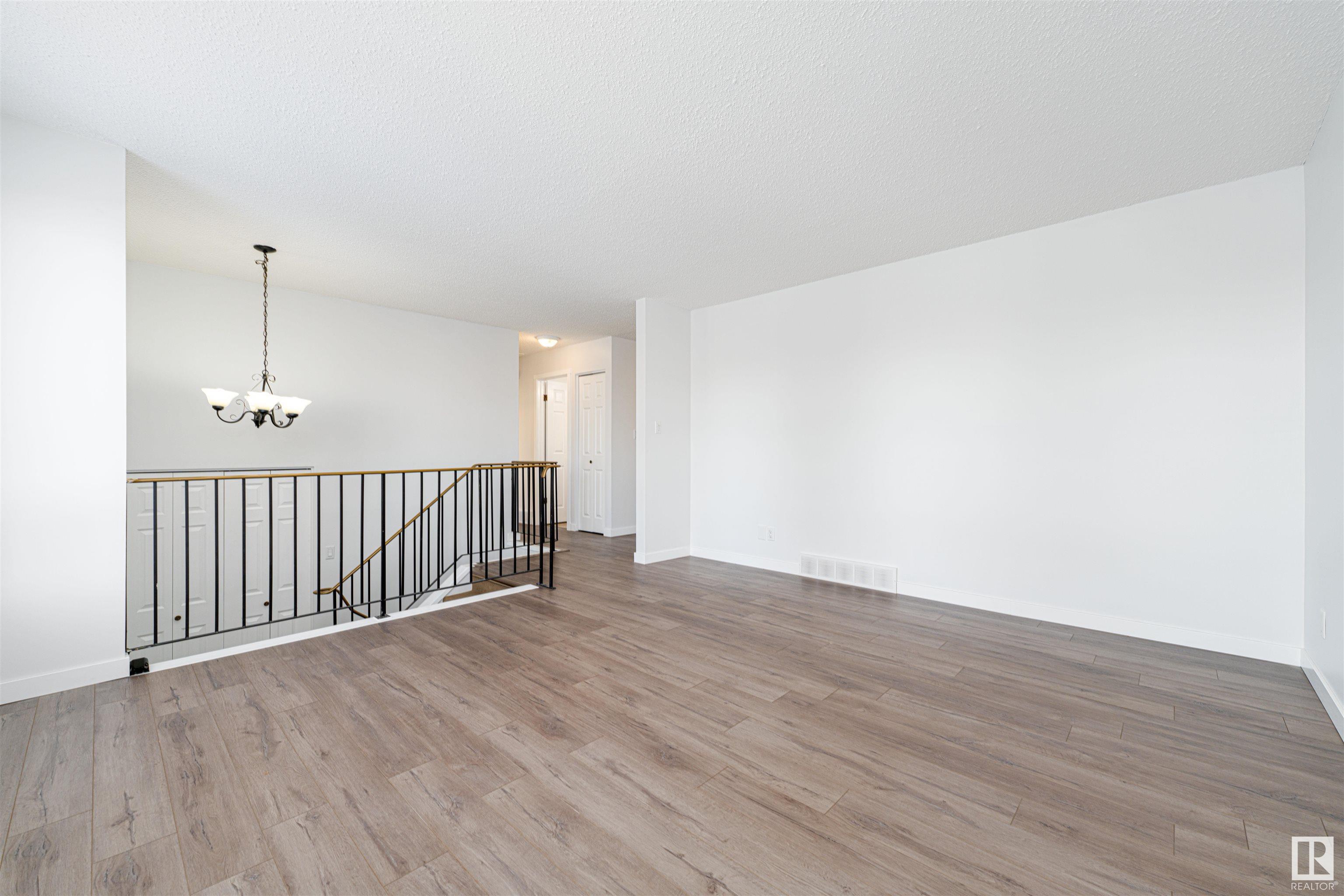      5611 40 AV NW , Edmonton,  ,T6L 1B1 ;  Listing Number: MLS E4415826