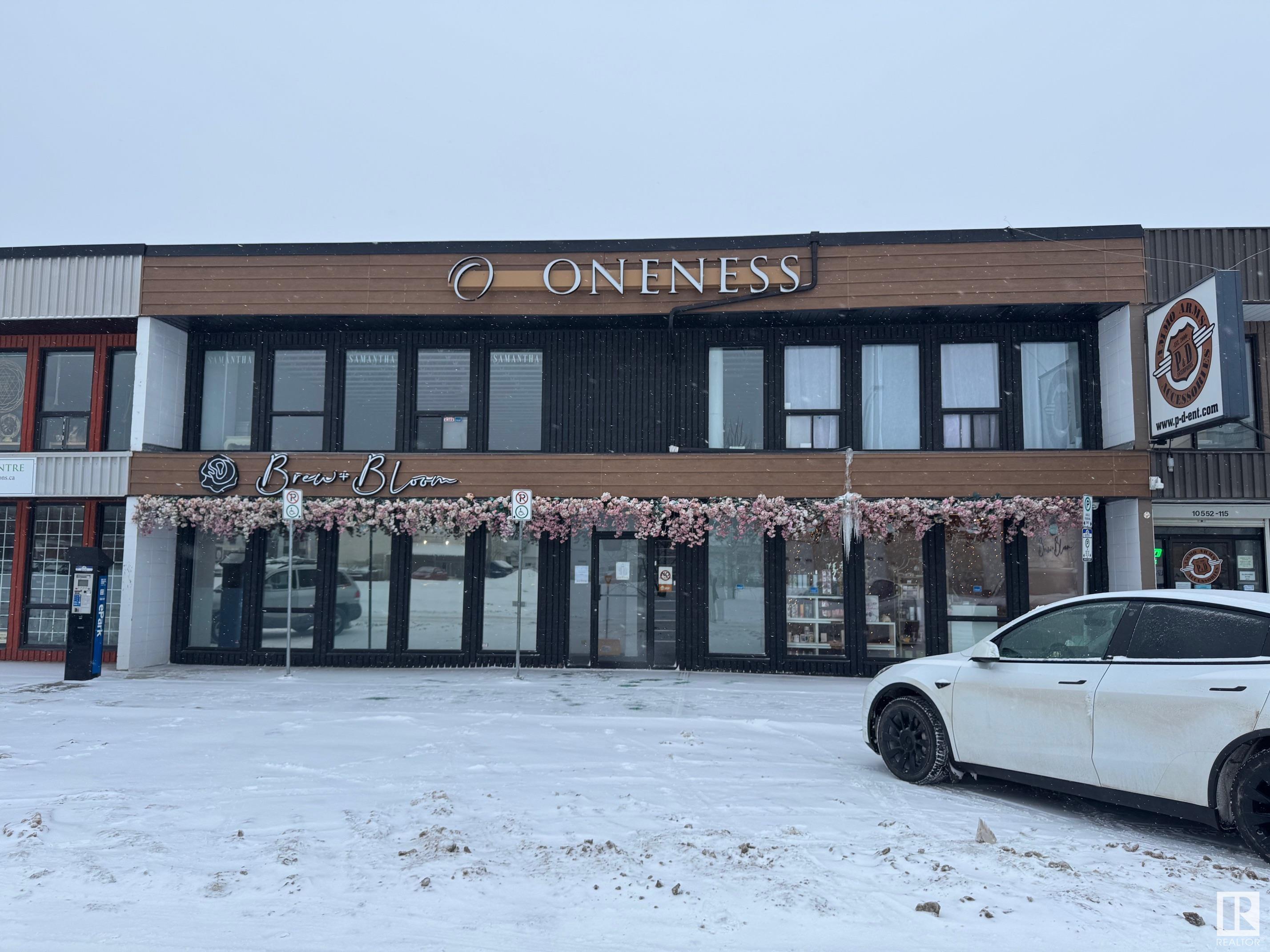 172 SF private office/medical wellness room within the Oneness Centre. Synergize with other medical and holistic uses. The centre has common washrooms and lobby/waiting area. $800 per month includes rent, operating costs and utilities! Located above the popular Brew & Bloom!