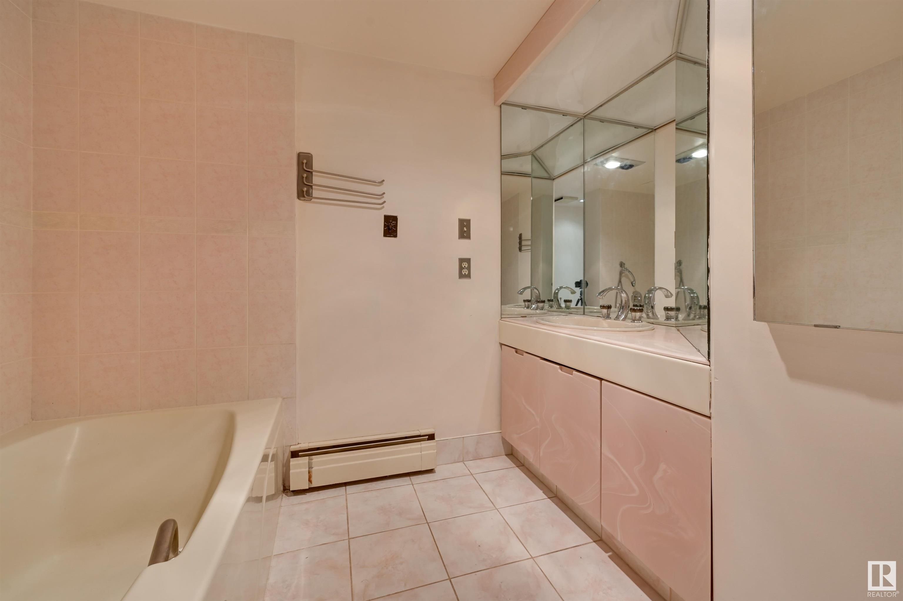      #5A 10050 118 ST NW , Edmonton,  ,T5K 2M8 ;  Listing Number: MLS E4416972