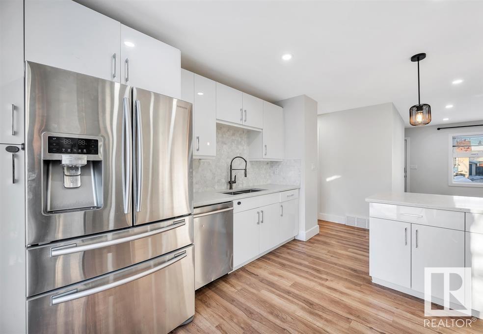     #UPPER 9907 170 AV NW , Edmonton,  ,T5X 3G3 ;  Listing Number: MLS E4417281