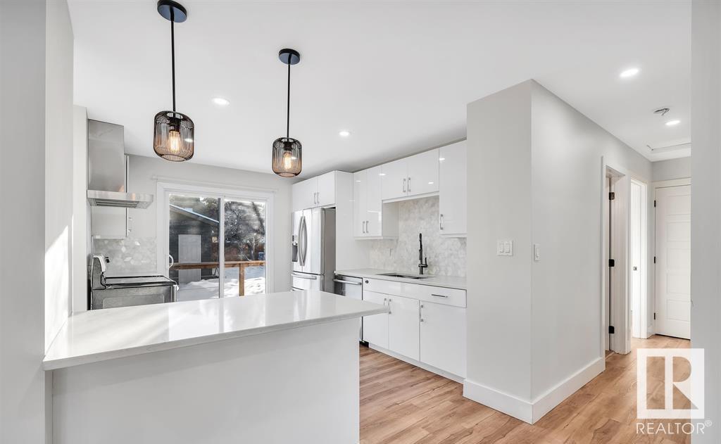      #UPPER 9907 170 AV NW , Edmonton,  ,T5X 3G3 ;  Listing Number: MLS E4417281