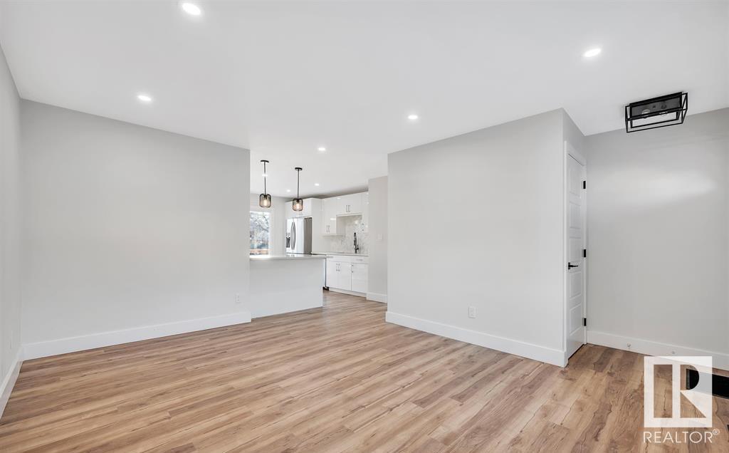      #UPPER 9907 170 AV NW , Edmonton,  ,T5X 3G3 ;  Listing Number: MLS E4417281