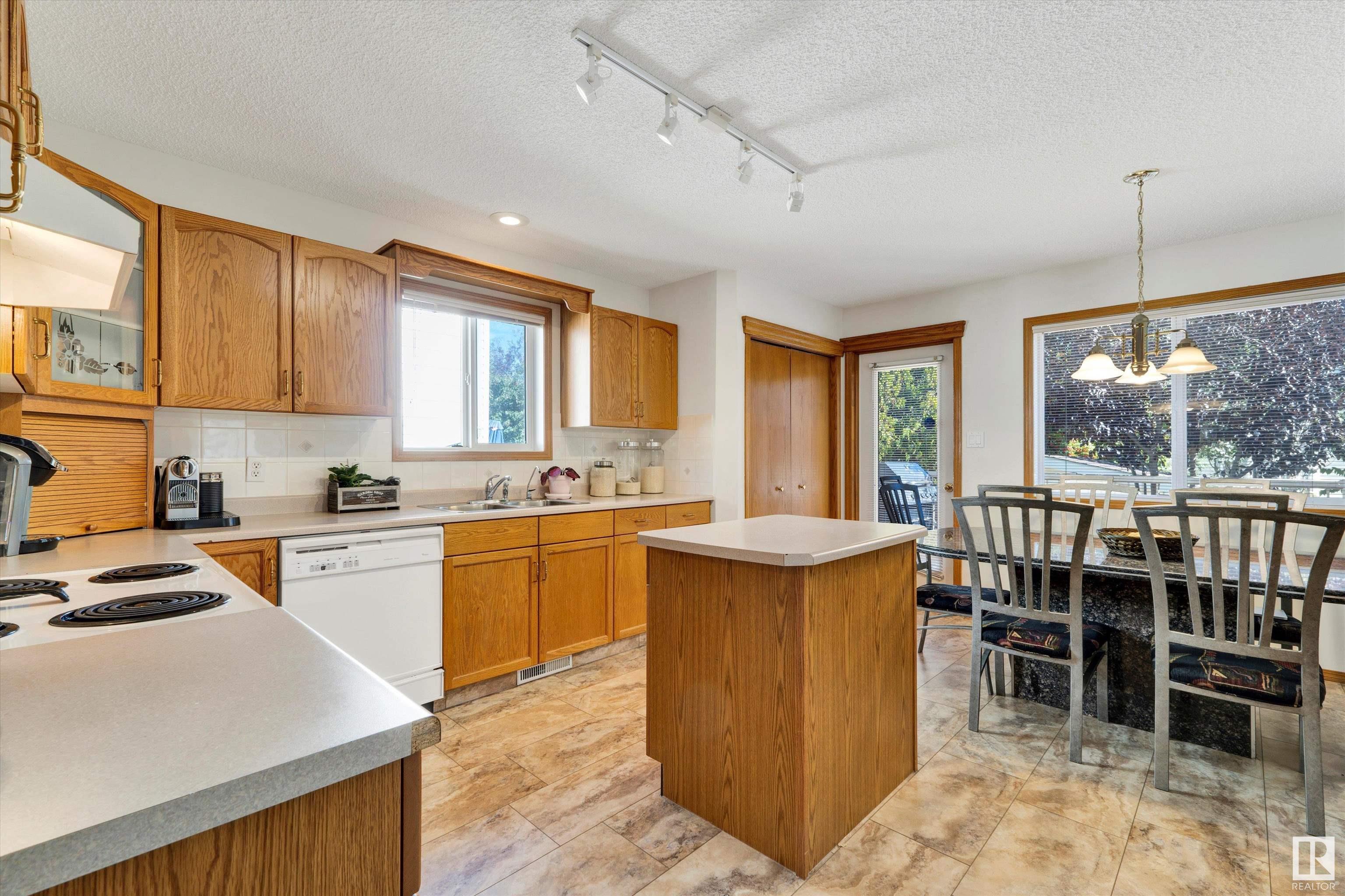      5 OAKVIEW CR , St. Albert,  ,T8N 6H8 ;  Listing Number: MLS E4417445