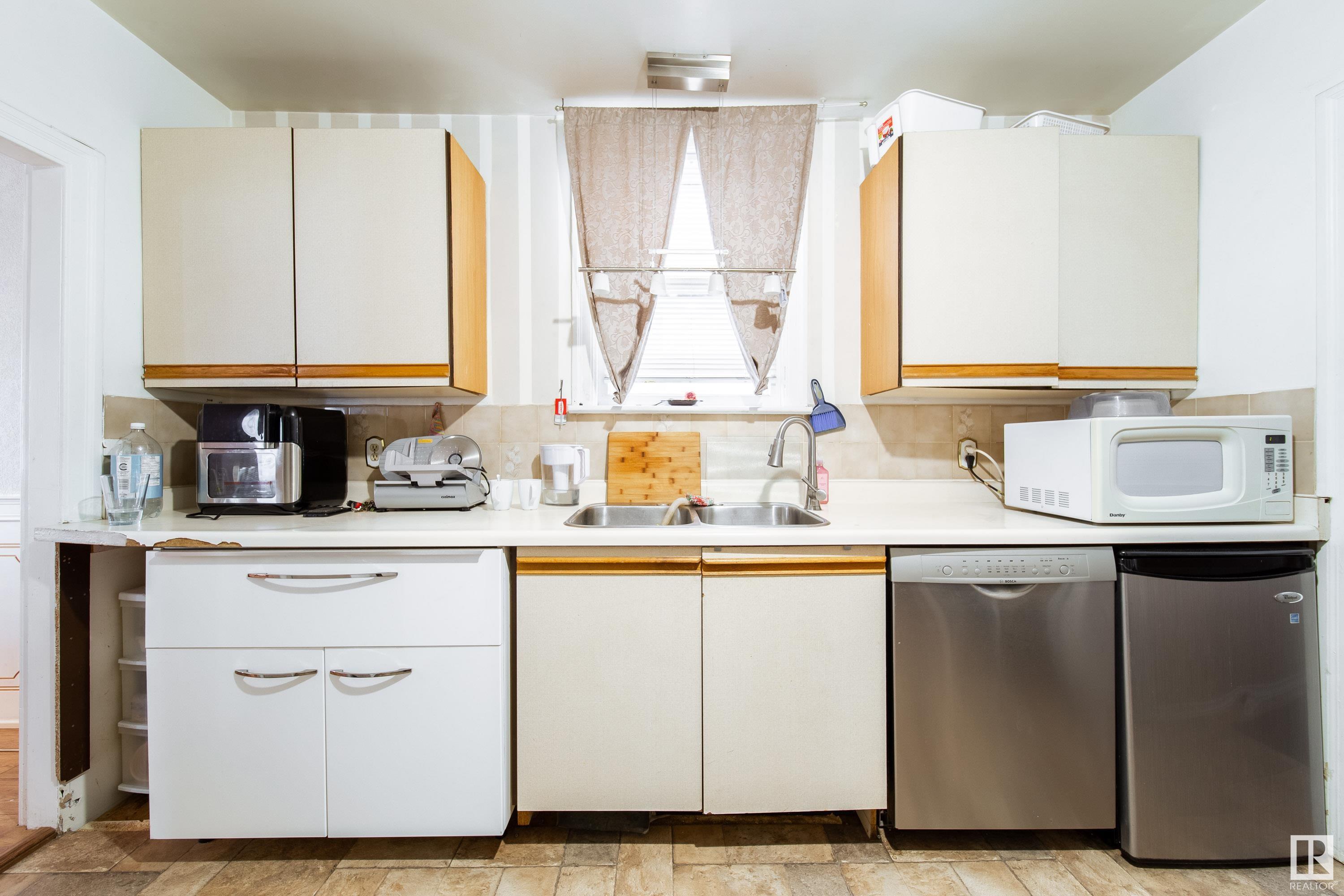      11519 95 ST NW , Edmonton,  ,T5G 1L5 ;  Listing Number: MLS E4418092