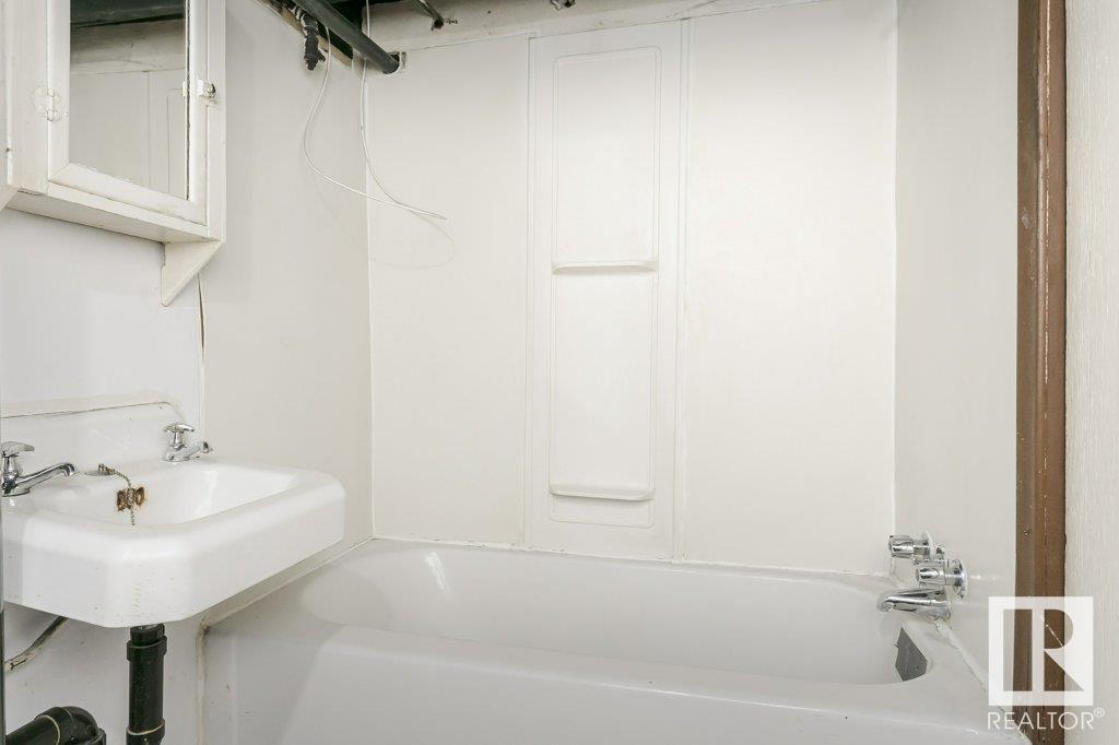      9937 88 AV NW , Edmonton,  ,T6E 2R4 ;  Listing Number: MLS E4418208