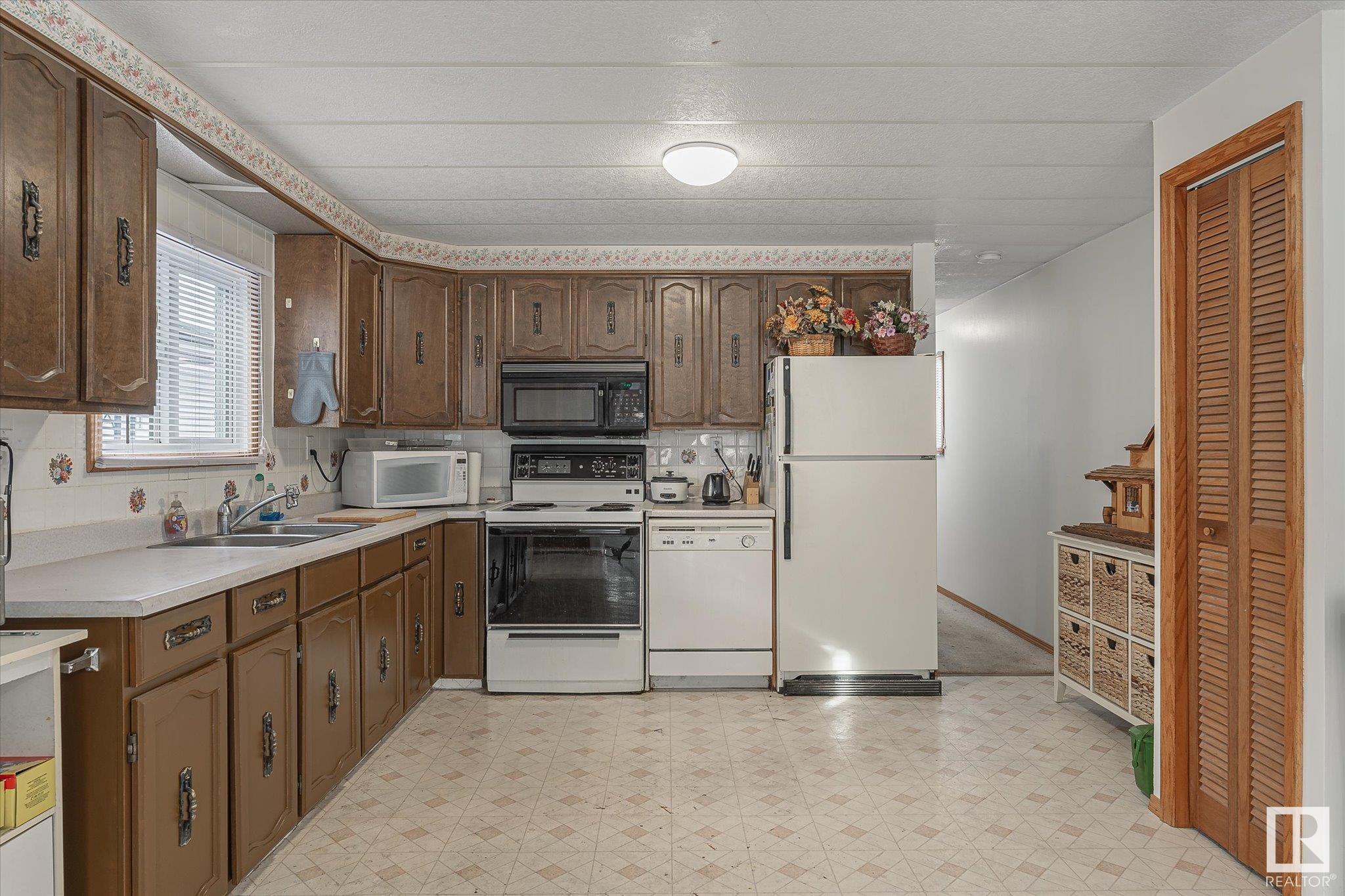      670 Evergreen PA NW , Edmonton,  ,T5Y 4M2 ;  Listing Number: MLS E4418268
