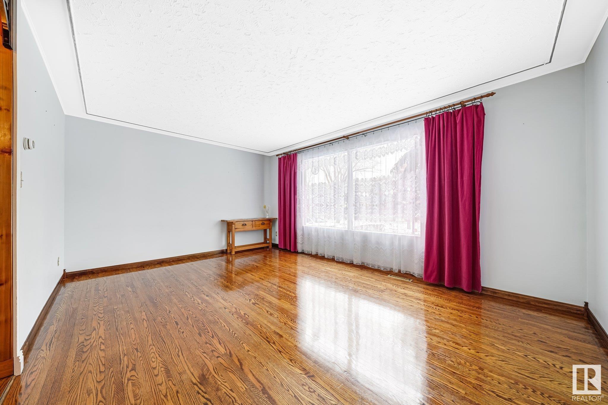      8821 137 AV NW , Edmonton,  ,T5E 1Y3 ;  Listing Number: MLS E4418278