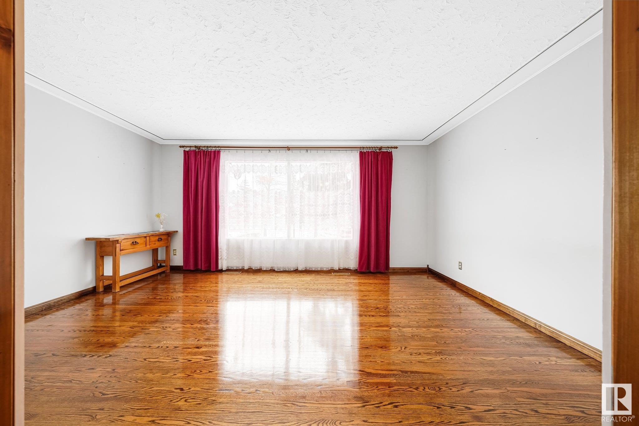      8821 137 AV NW , Edmonton,  ,T5E 1Y3 ;  Listing Number: MLS E4418278