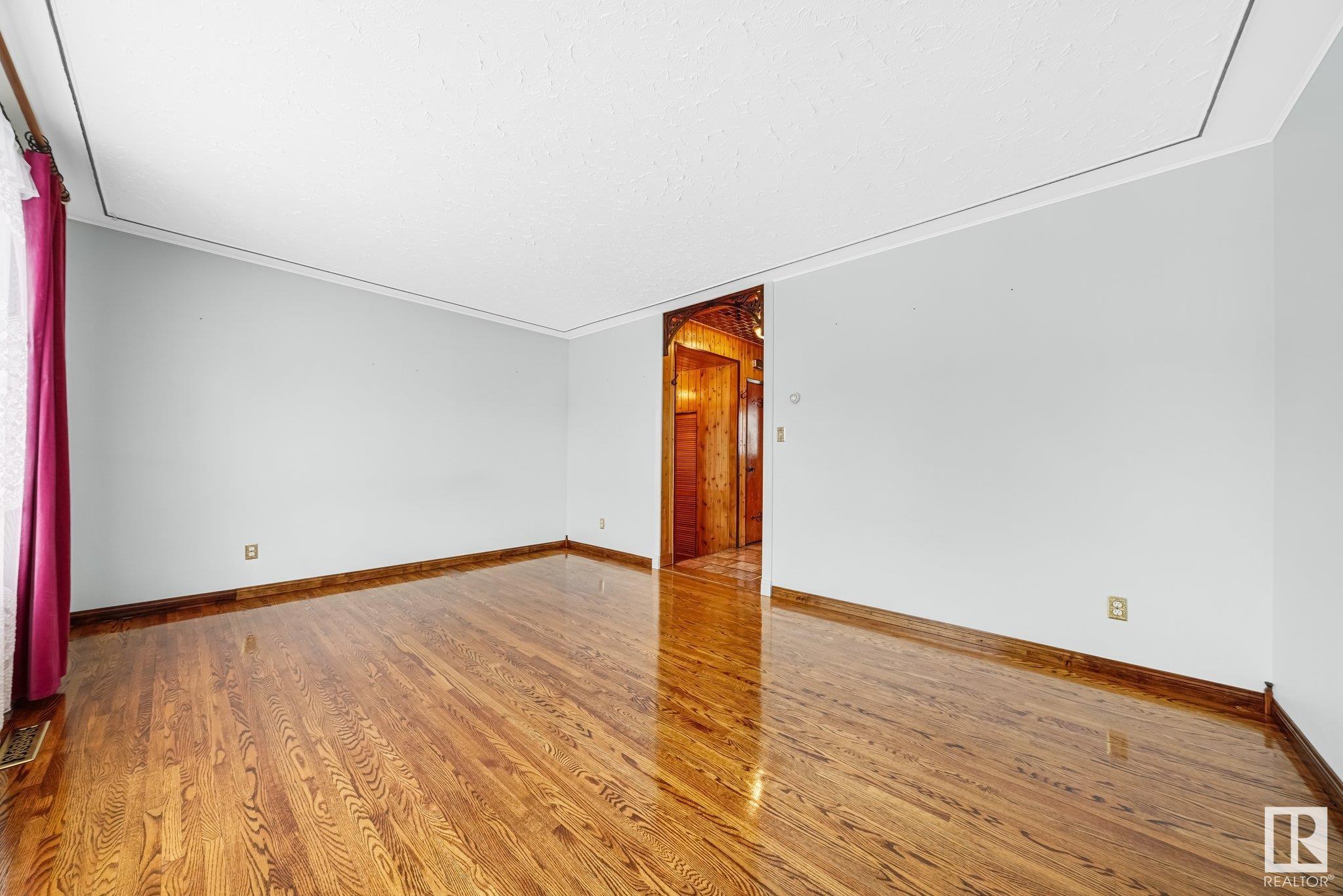      8821 137 AV NW , Edmonton,  ,T5E 1Y3 ;  Listing Number: MLS E4418278