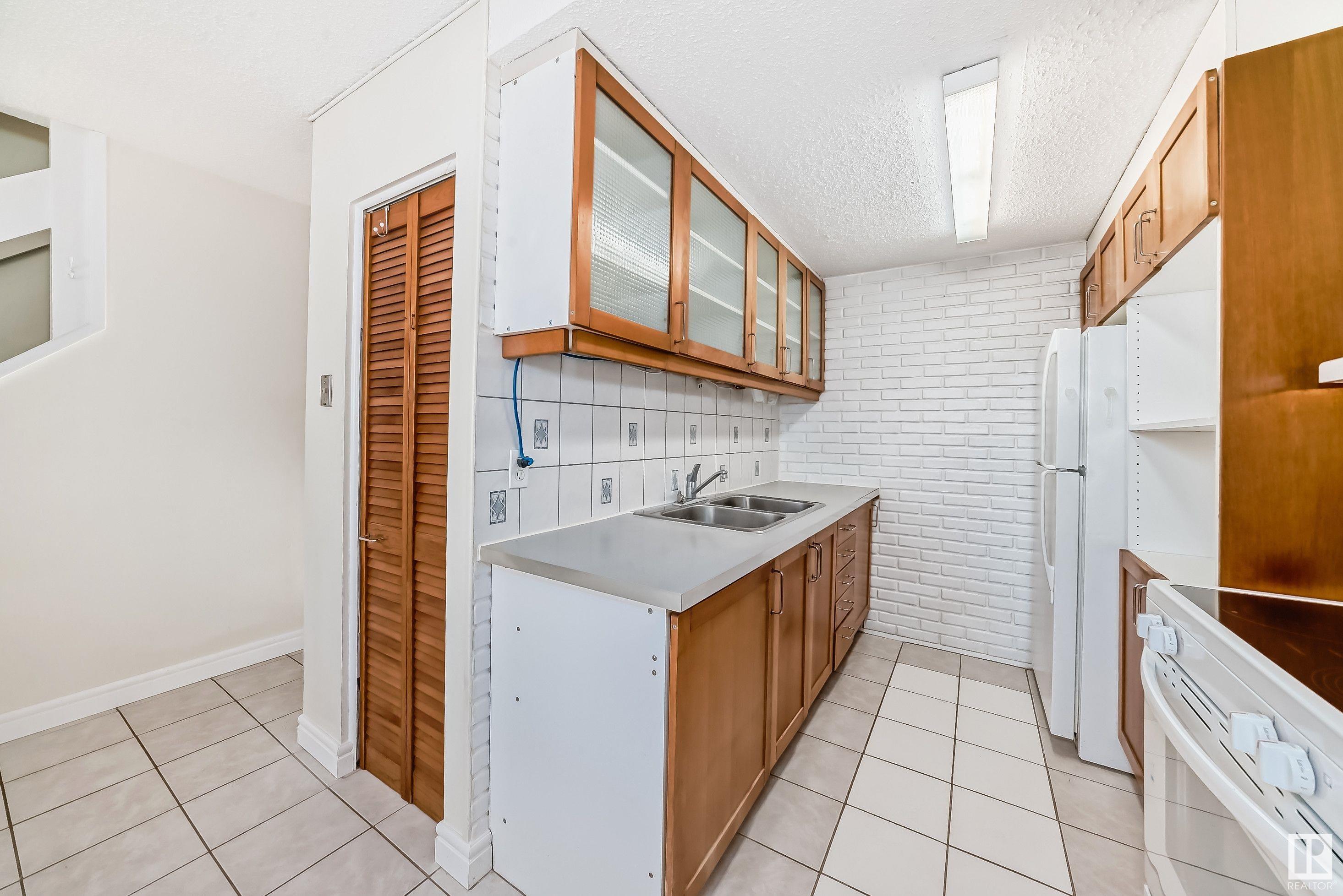      111 WOODSTOCK NW , Edmonton,  ,T5T 0H6 ;  Listing Number: MLS E4418351