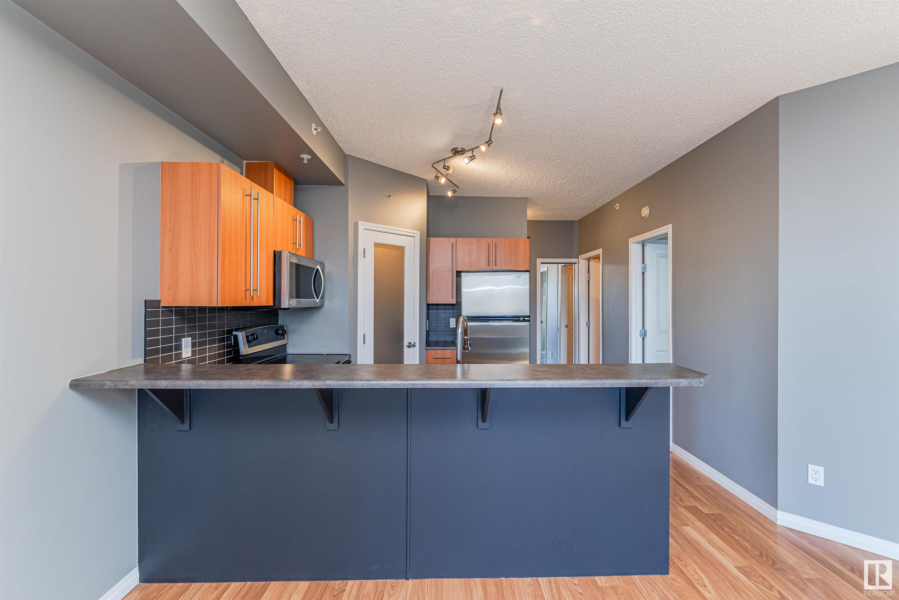      #402 10504 99 AV NW , Edmonton,  ,T5K 1B2 ;  Listing Number: MLS E4418372