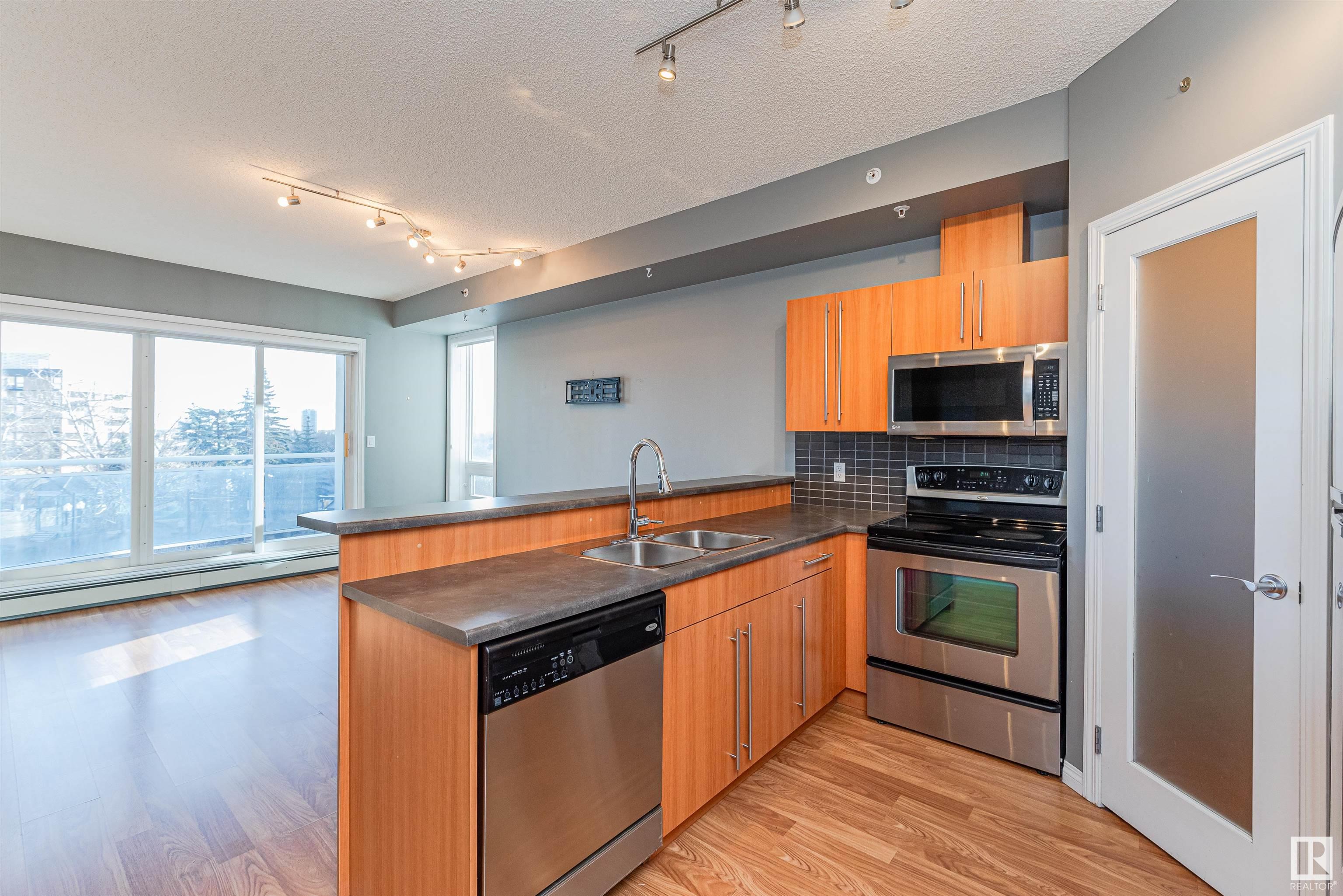     #402 10504 99 AV NW , Edmonton,  ,T5K 1B2 ;  Listing Number: MLS E4418372