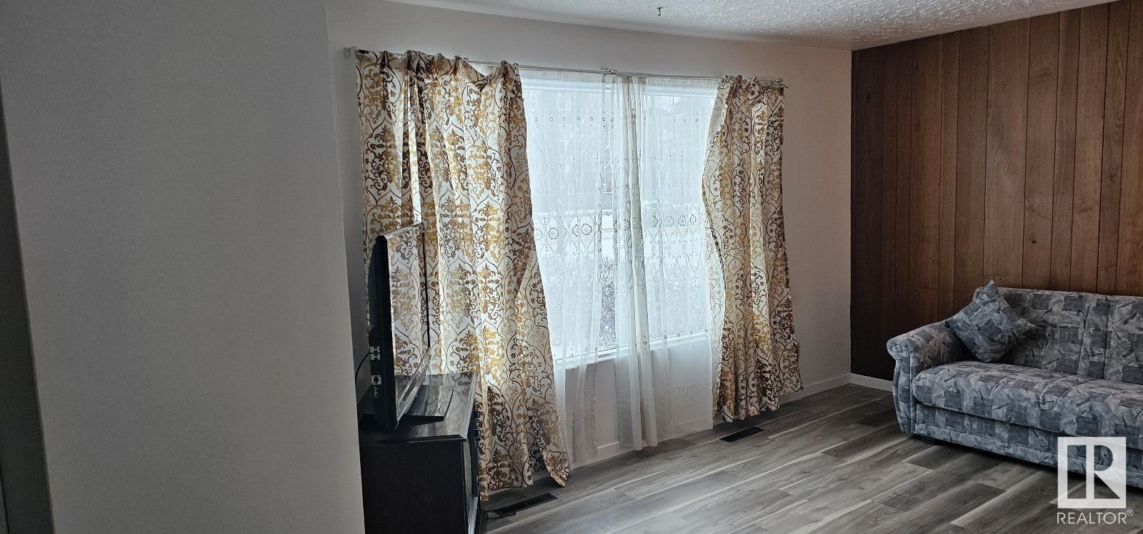     10407 137 AV NW , Edmonton,  ,T5E 1Y9 ;  Listing Number: MLS E4418453