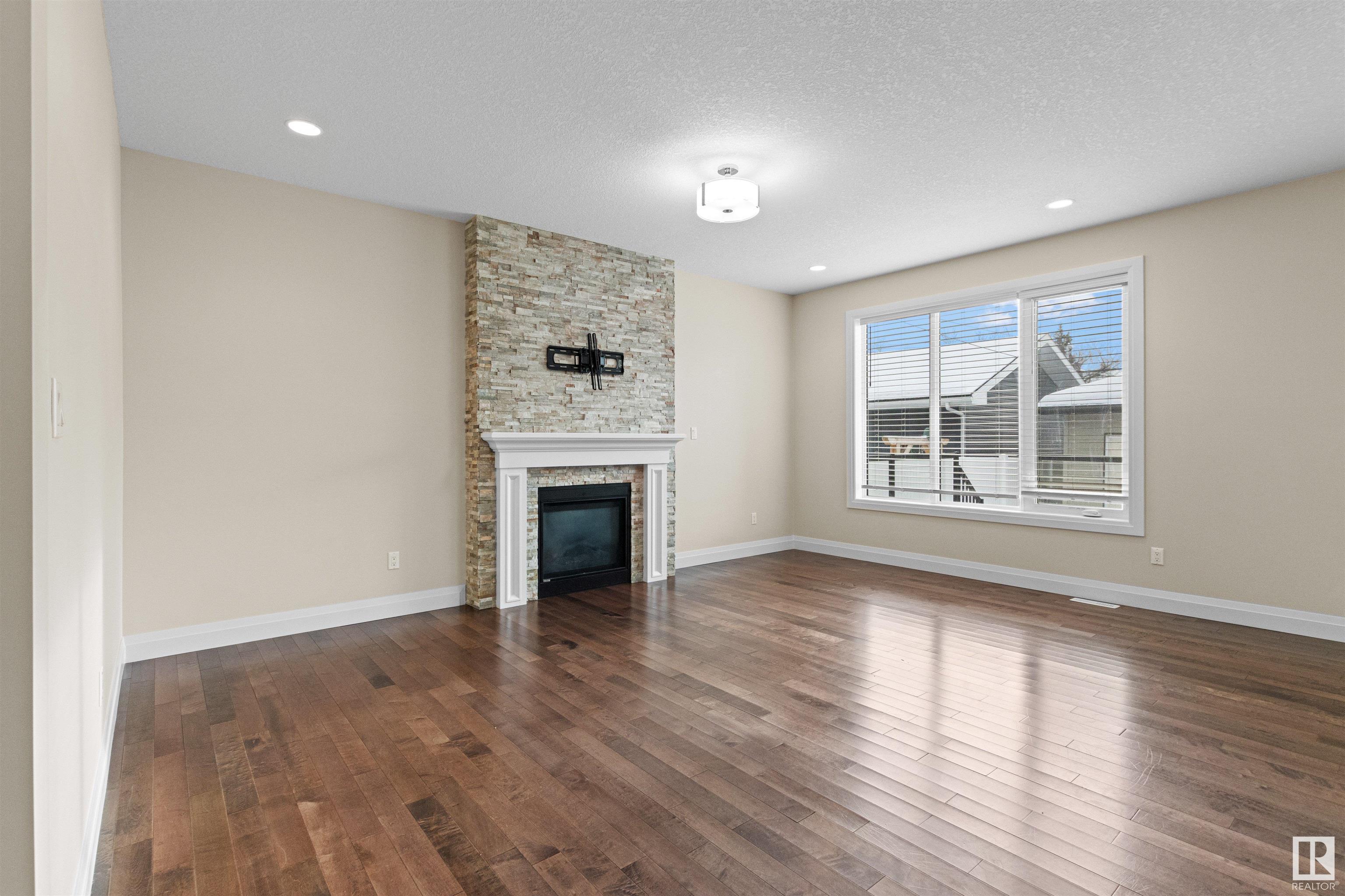      9333 87 AV NW , Edmonton,  ,T6C 1K3 ;  Listing Number: MLS E4418461