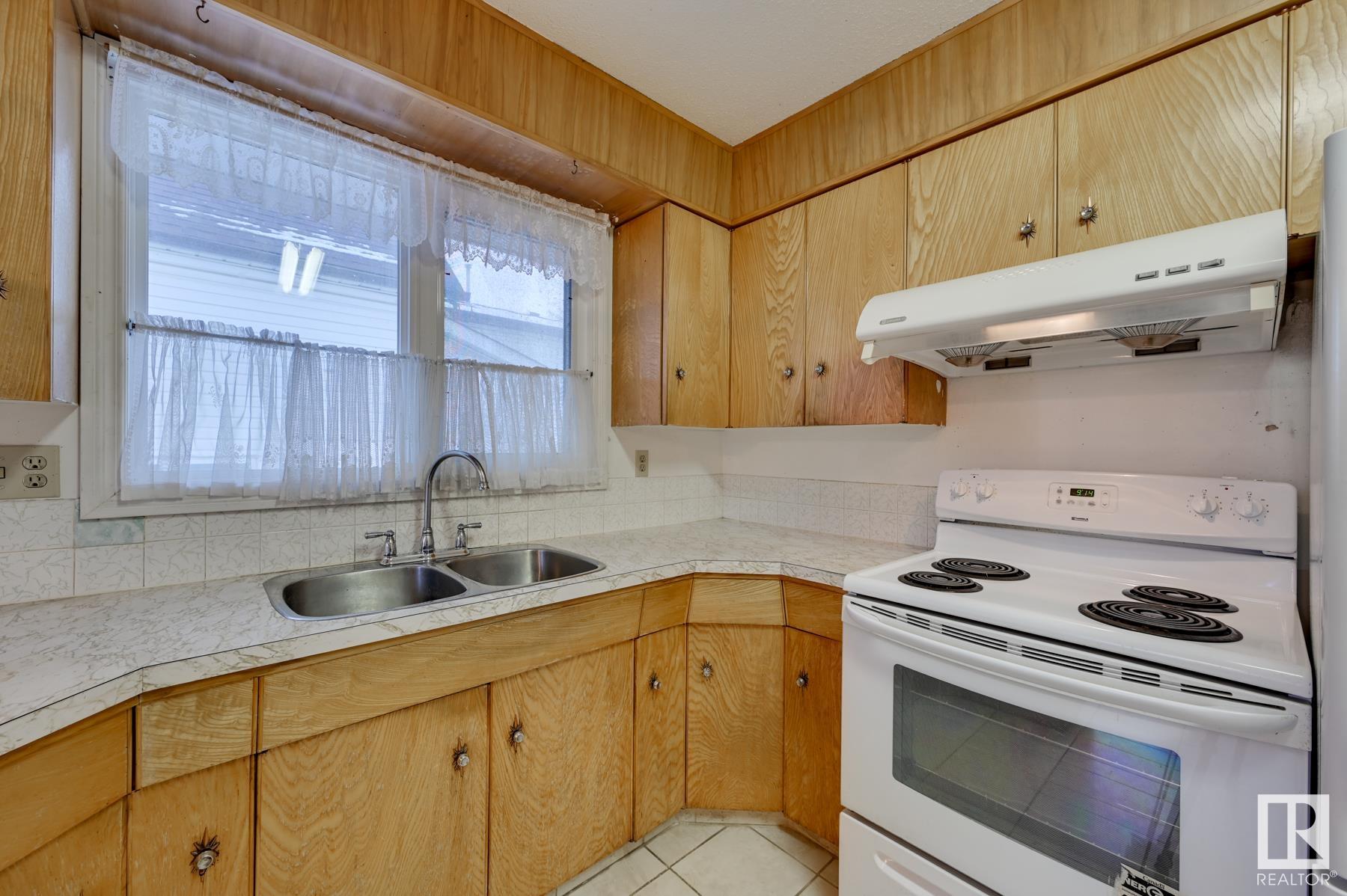      9351 106A AV NW , Edmonton,  ,T5H 0S6 ;  Listing Number: MLS E4418492