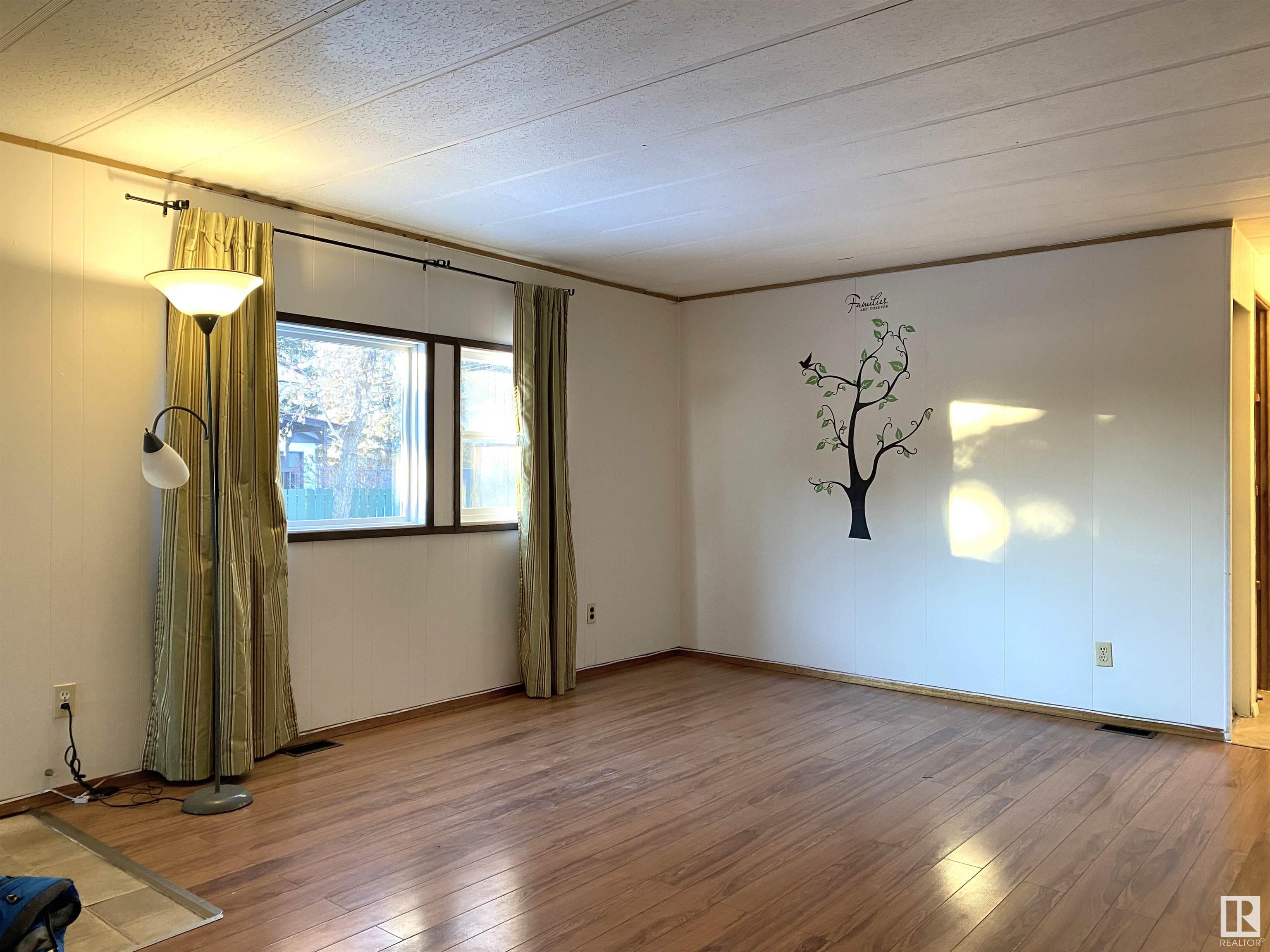      5208 47 ST , Warburg,  ,T0C 2T0 ;  Listing Number: MLS E4418879