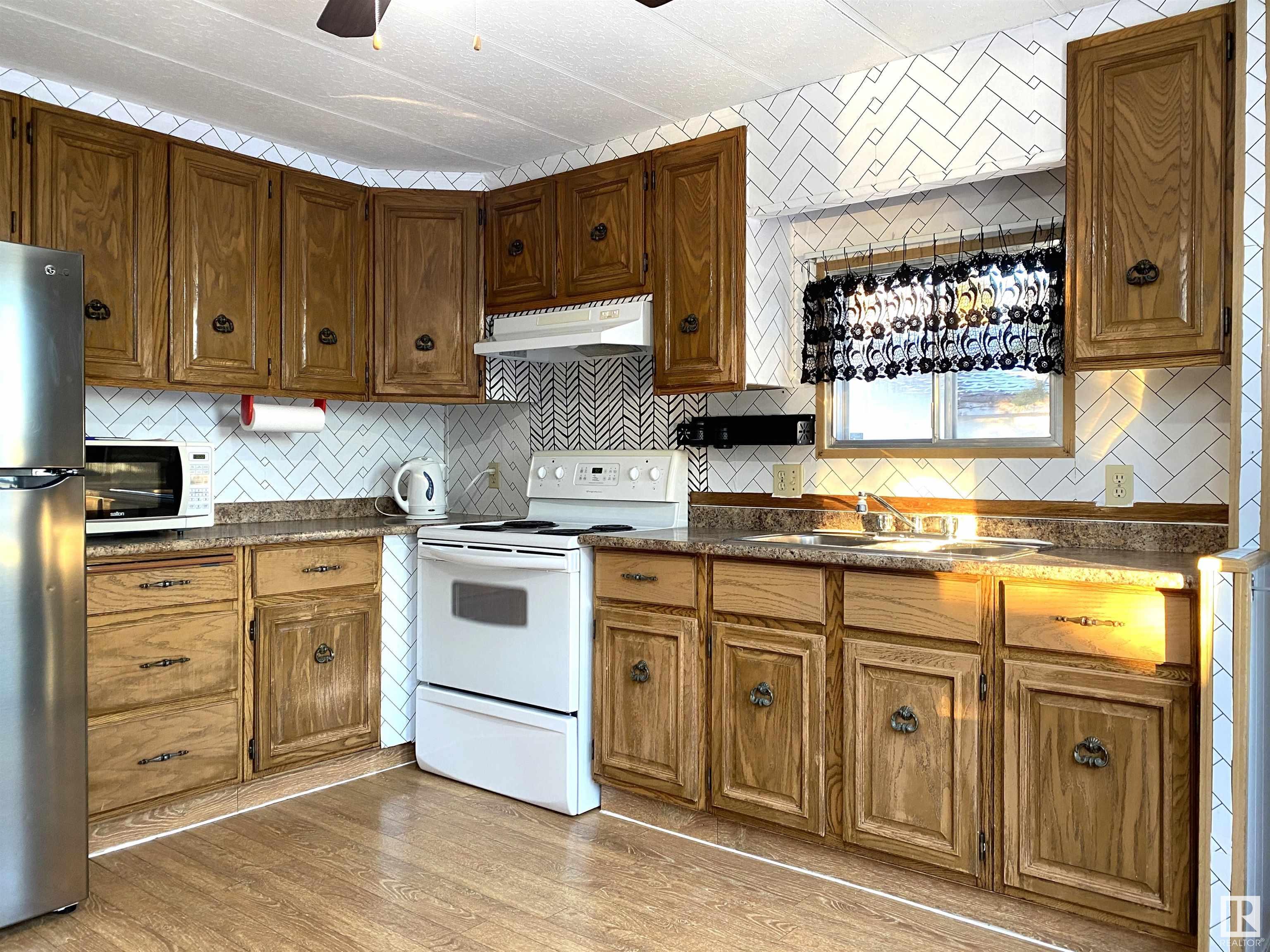      5208 47 ST , Warburg,  ,T0C 2T0 ;  Listing Number: MLS E4418879