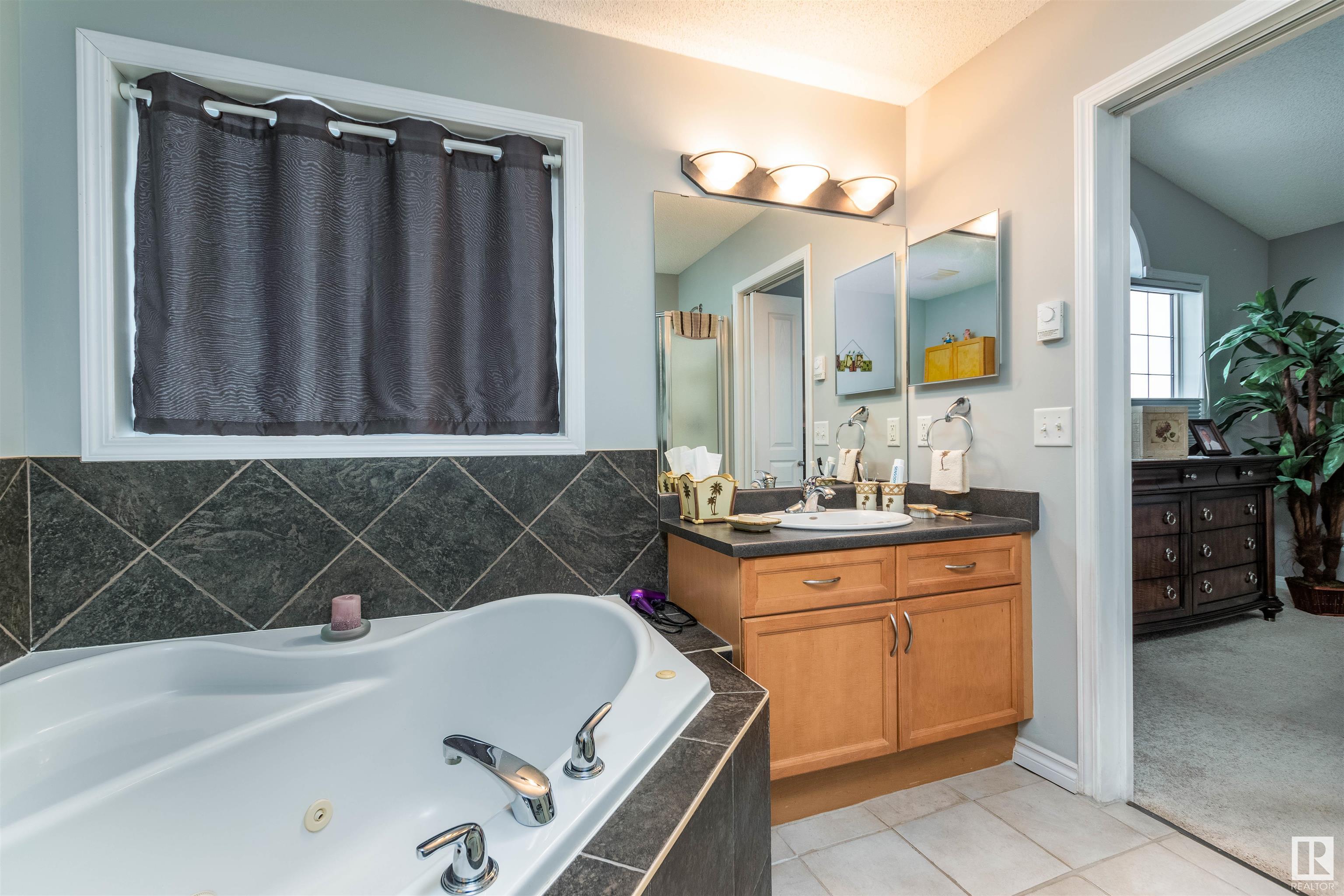      593 FOXBORO LO , Sherwood Park,  ,T8A 0P6 ;  Listing Number: MLS E4419195