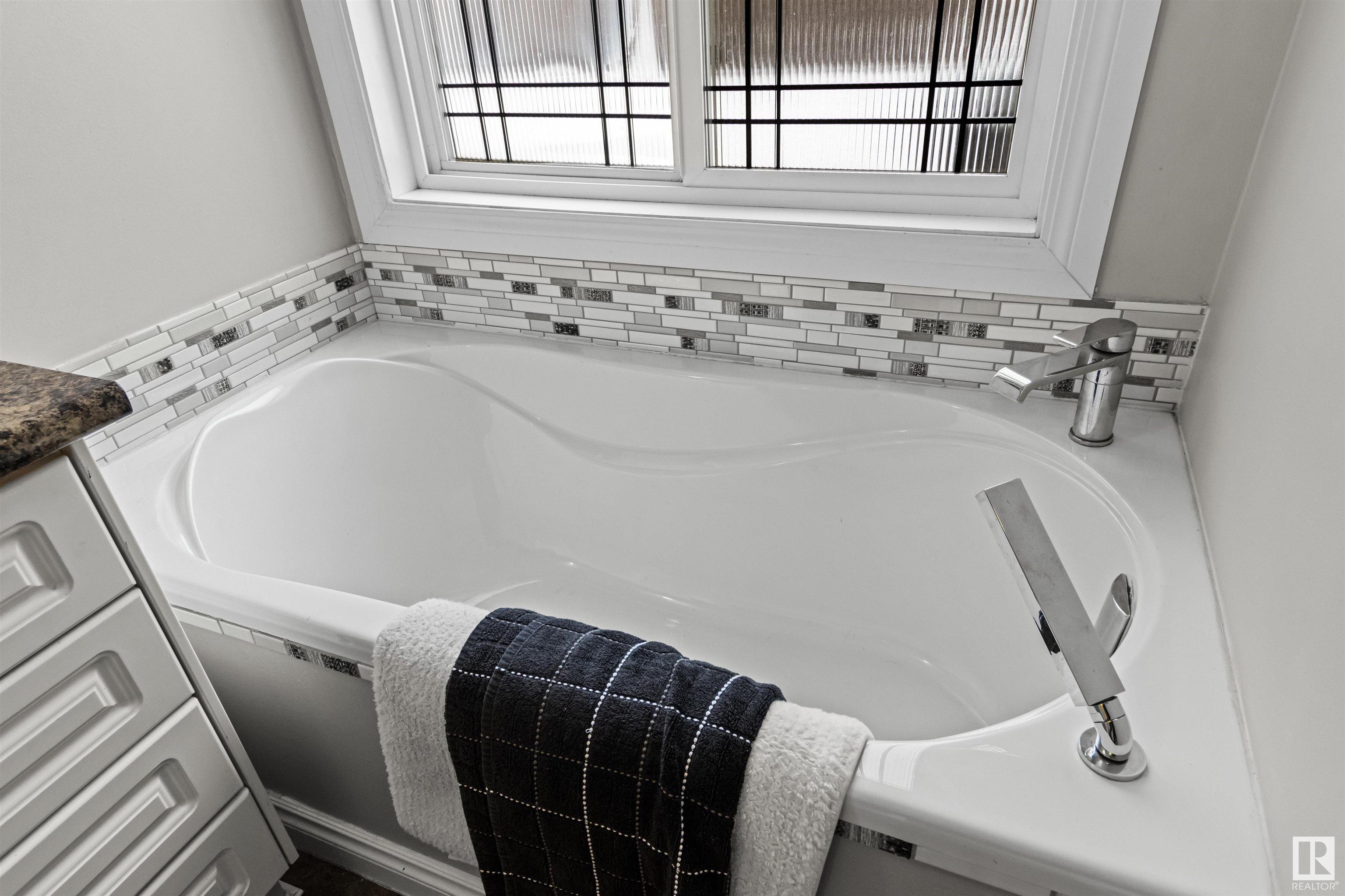      32 Salisbury AV , St. Albert,  ,T8N 0L9 ;  Listing Number: MLS E4419293