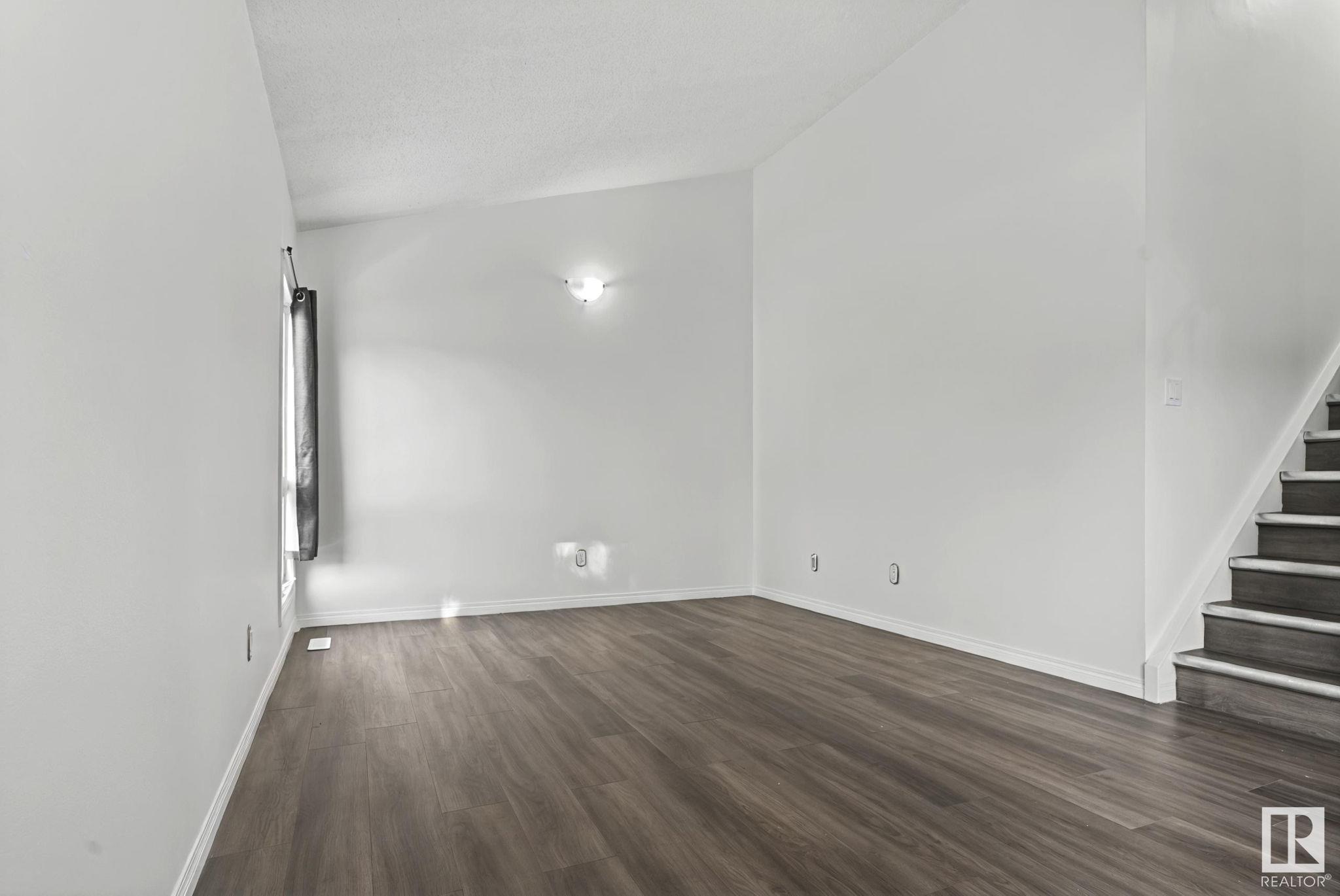      6091 35a AV NW , Edmonton,  ,T6L 1G7 ;  Listing Number: MLS E4419474