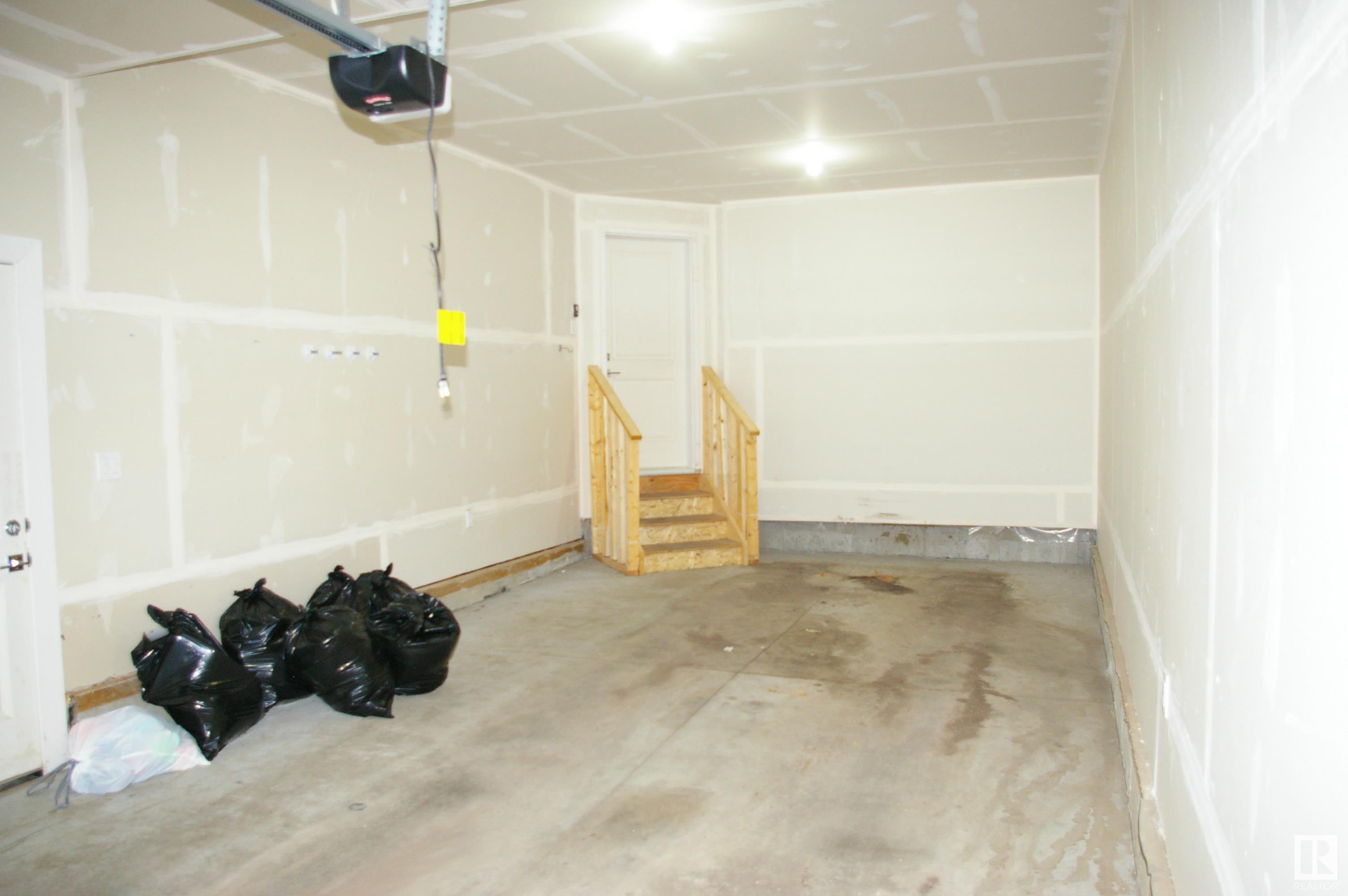      2611 200 ST NW , Edmonton,  ,T6M 1K3 ;  Listing Number: MLS E4419519