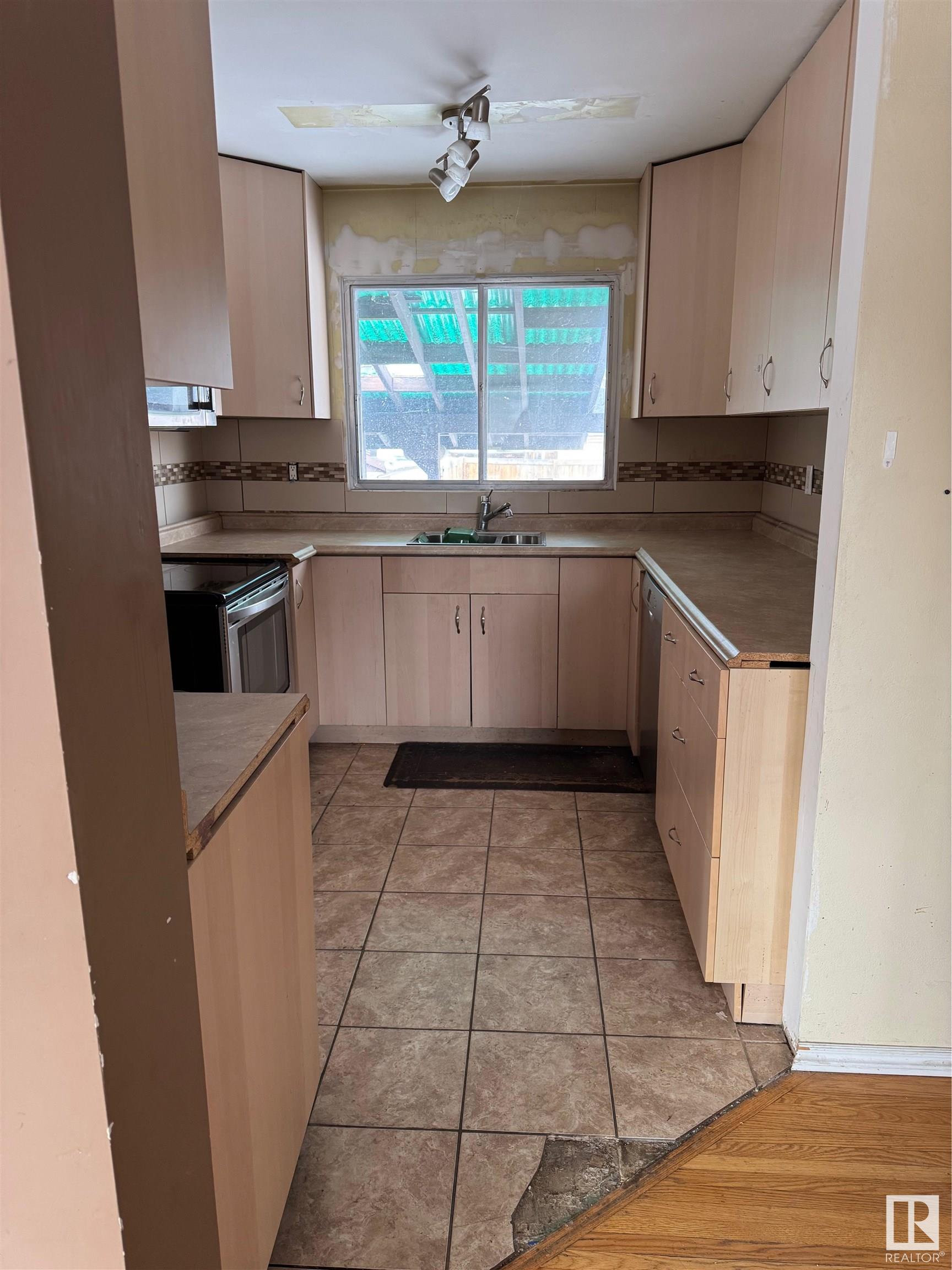      16132 109A AV NW , Edmonton,  ,T5T 1C4 ;  Listing Number: MLS E4419531