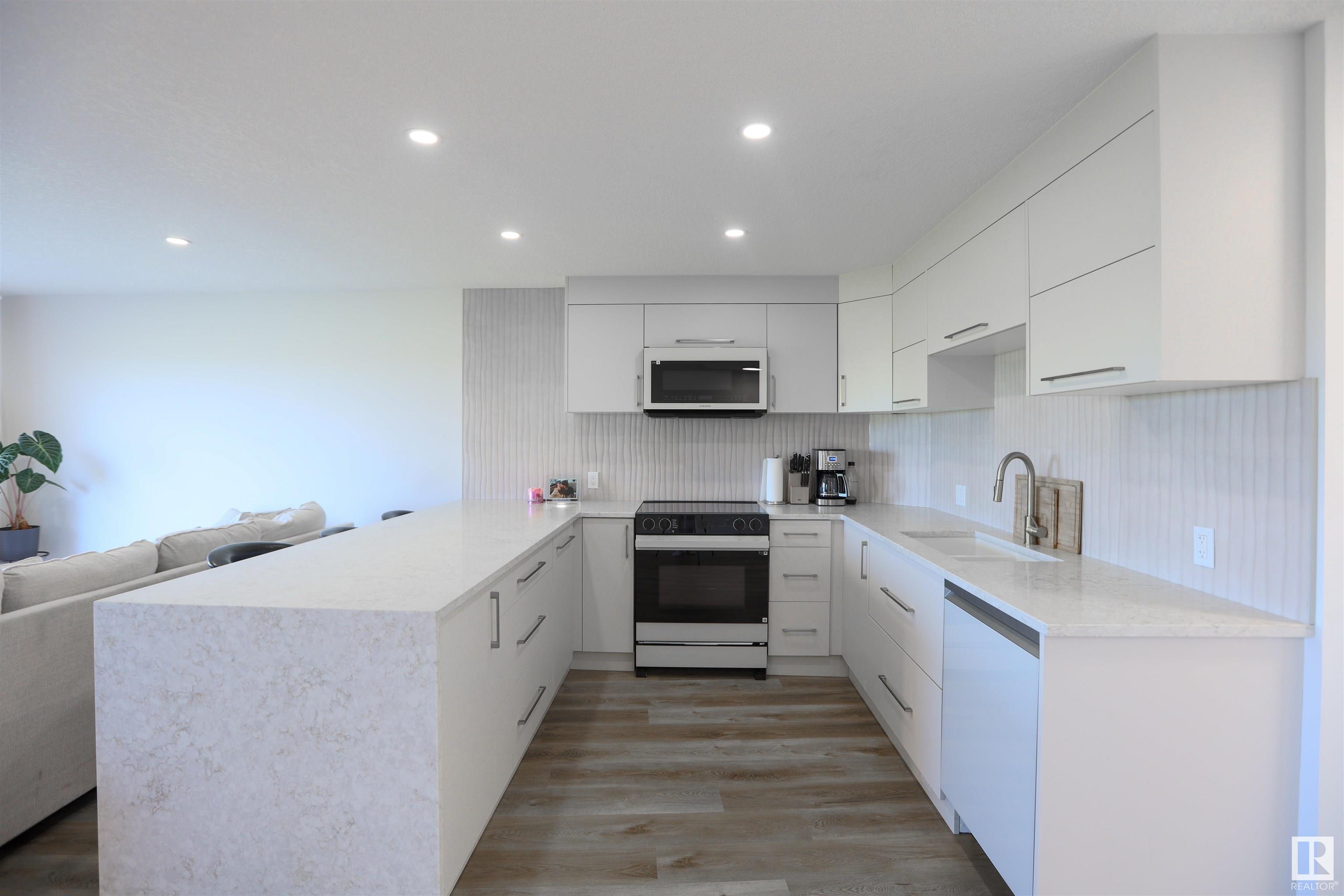      #108 10105 95 ST NW , Edmonton,  ,T5H 4M4 ;  Listing Number: MLS E4419798