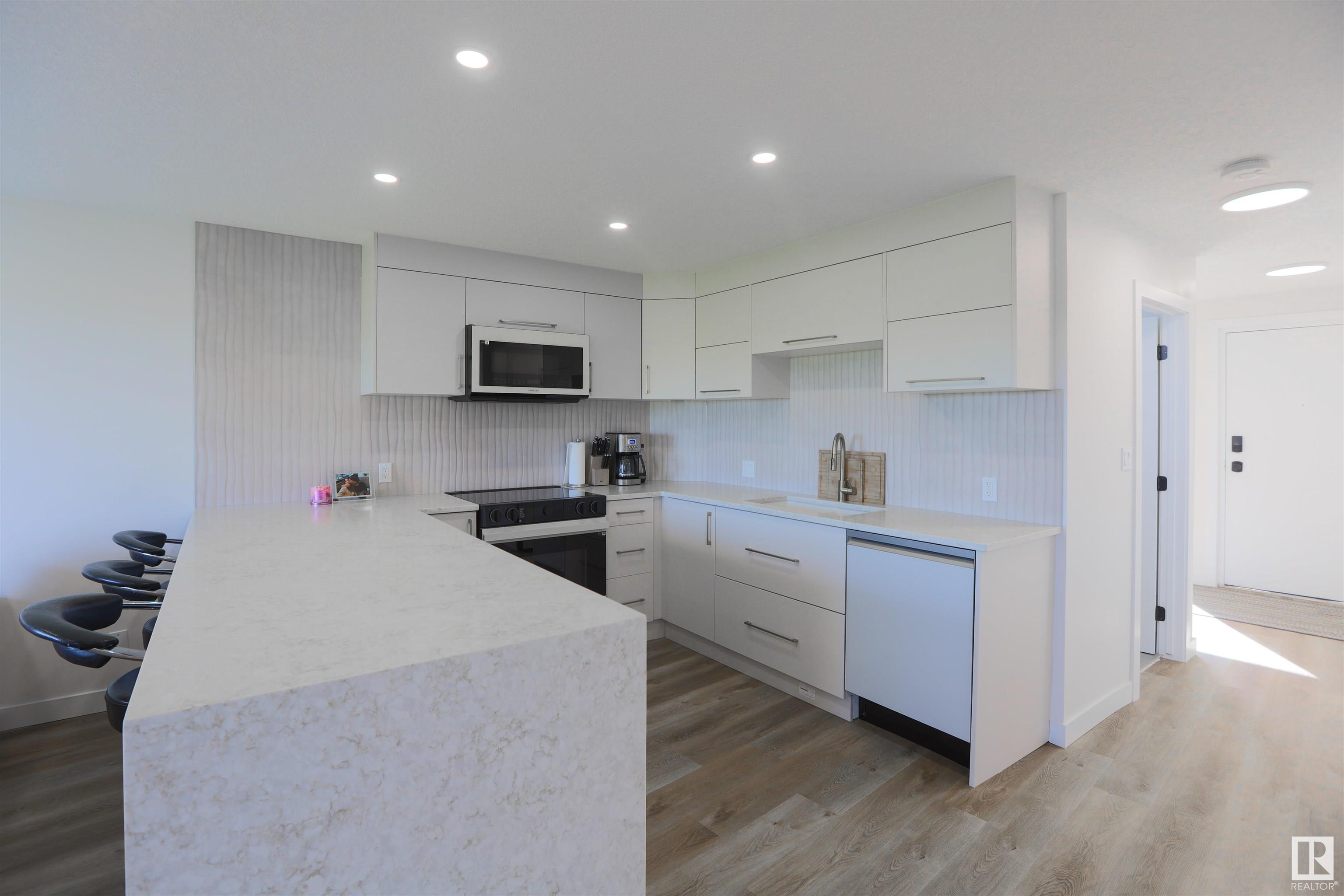      #108 10105 95 ST NW , Edmonton,  ,T5H 4M4 ;  Listing Number: MLS E4419798