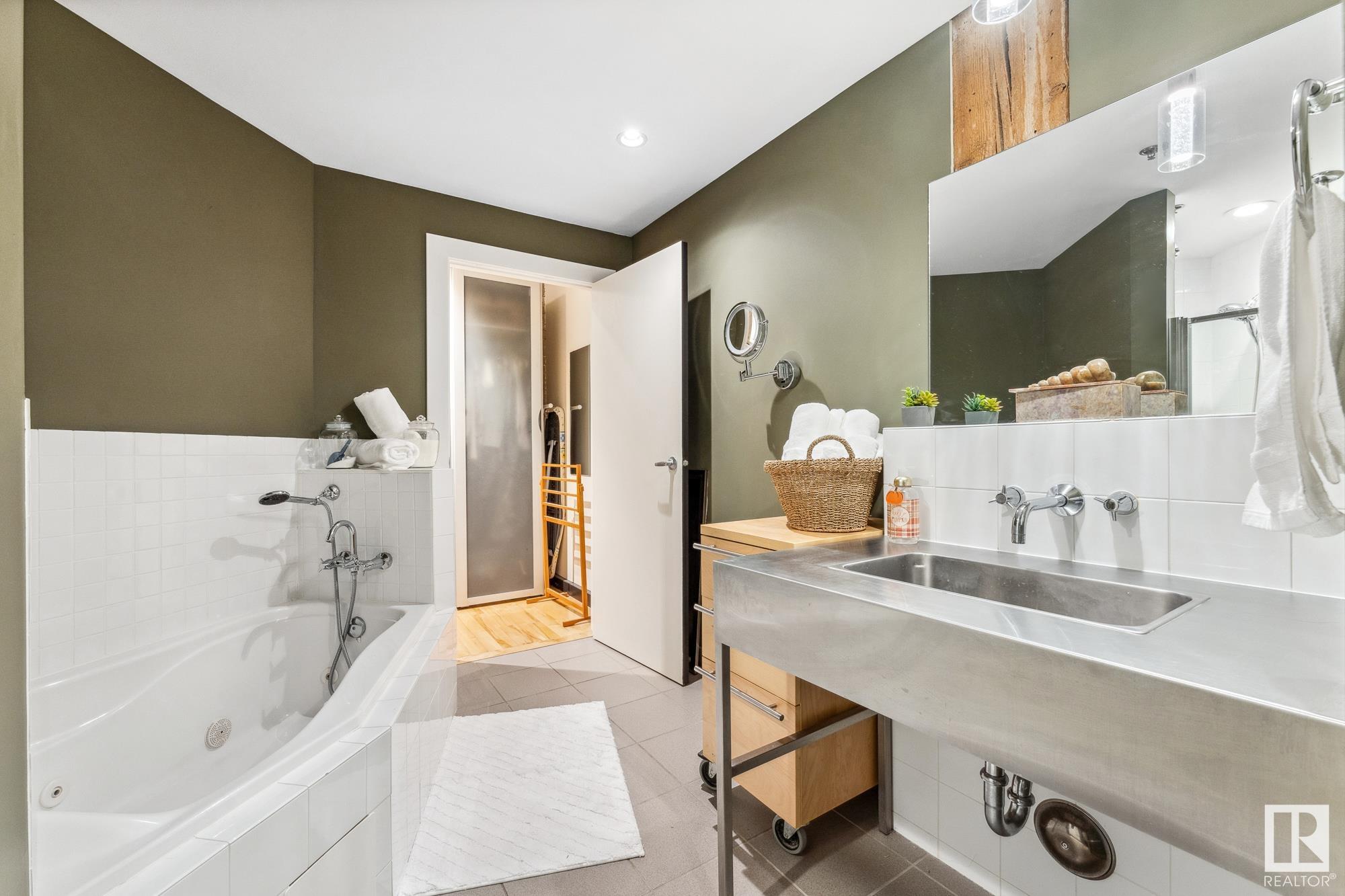      #302 10169 104 ST NW , Edmonton,  ,T5J 1A5 ;  Listing Number: MLS E4419799