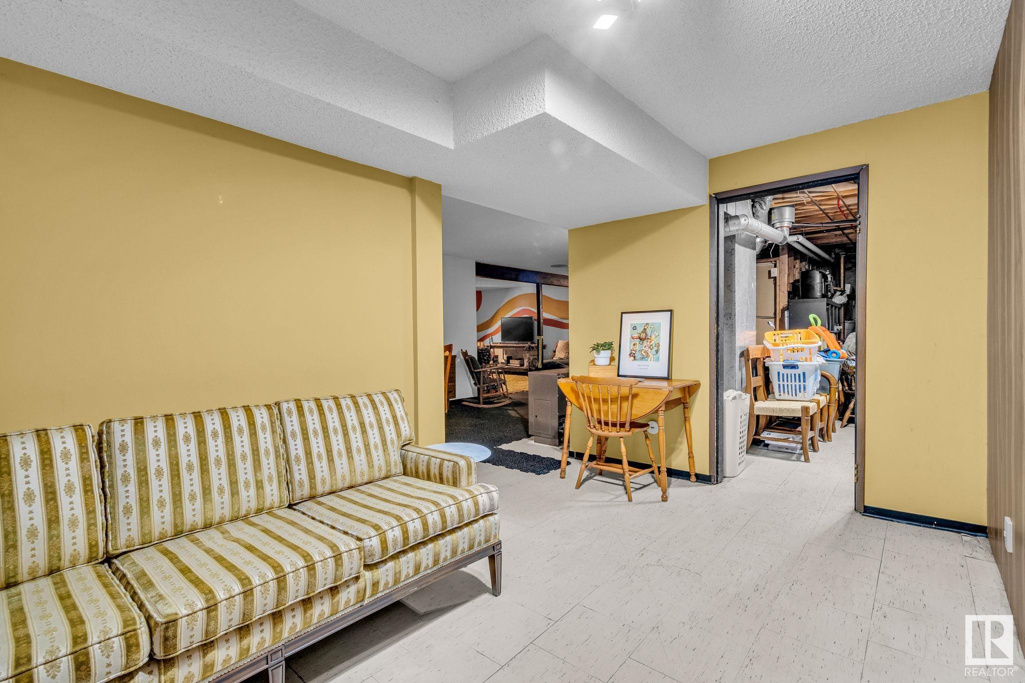      10815 40 AV NW , Edmonton,  ,T6J 0P6 ;  Listing Number: MLS E4419810